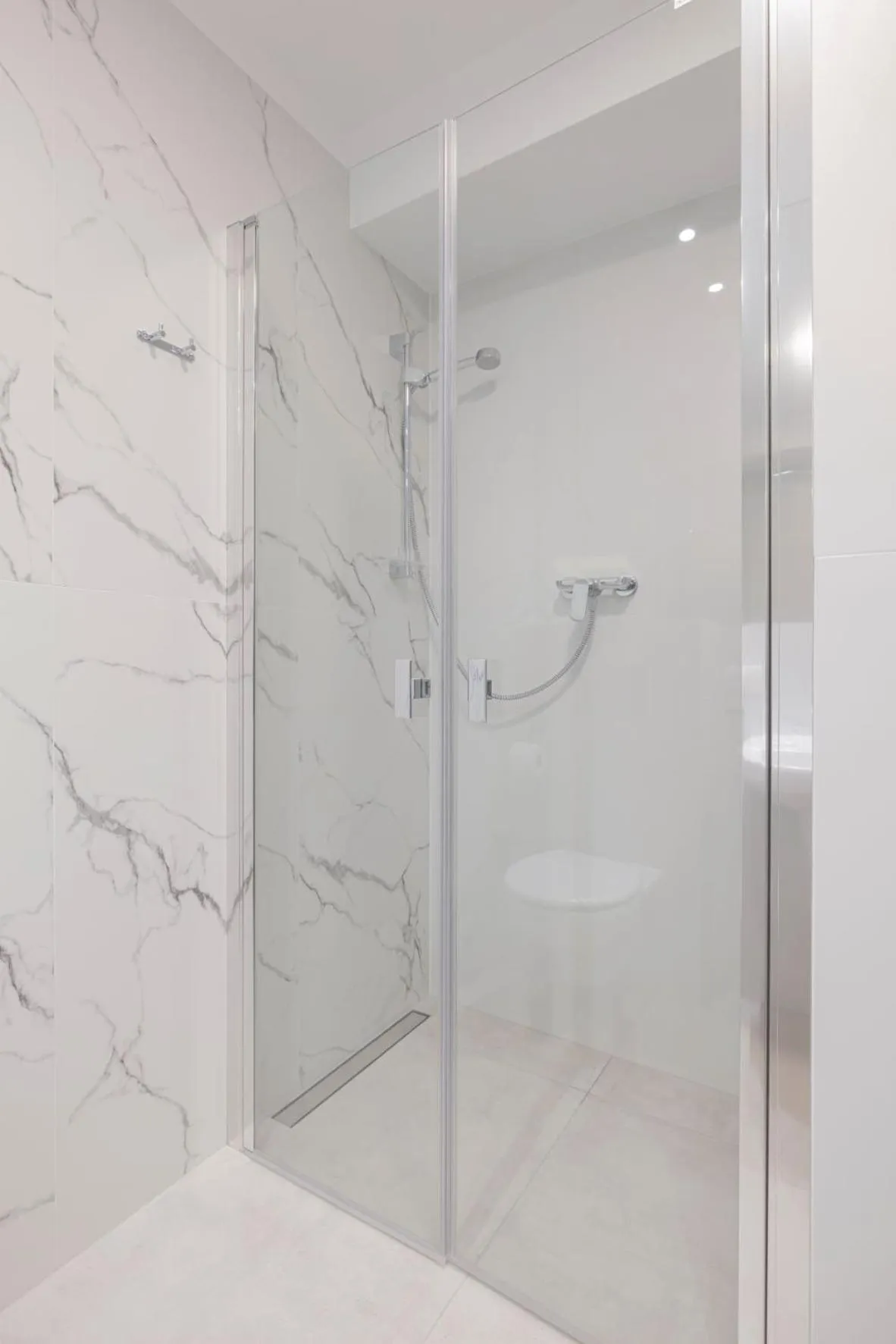 Shower in Maloves Resort & Spa, pokoje w bocznych budynkach