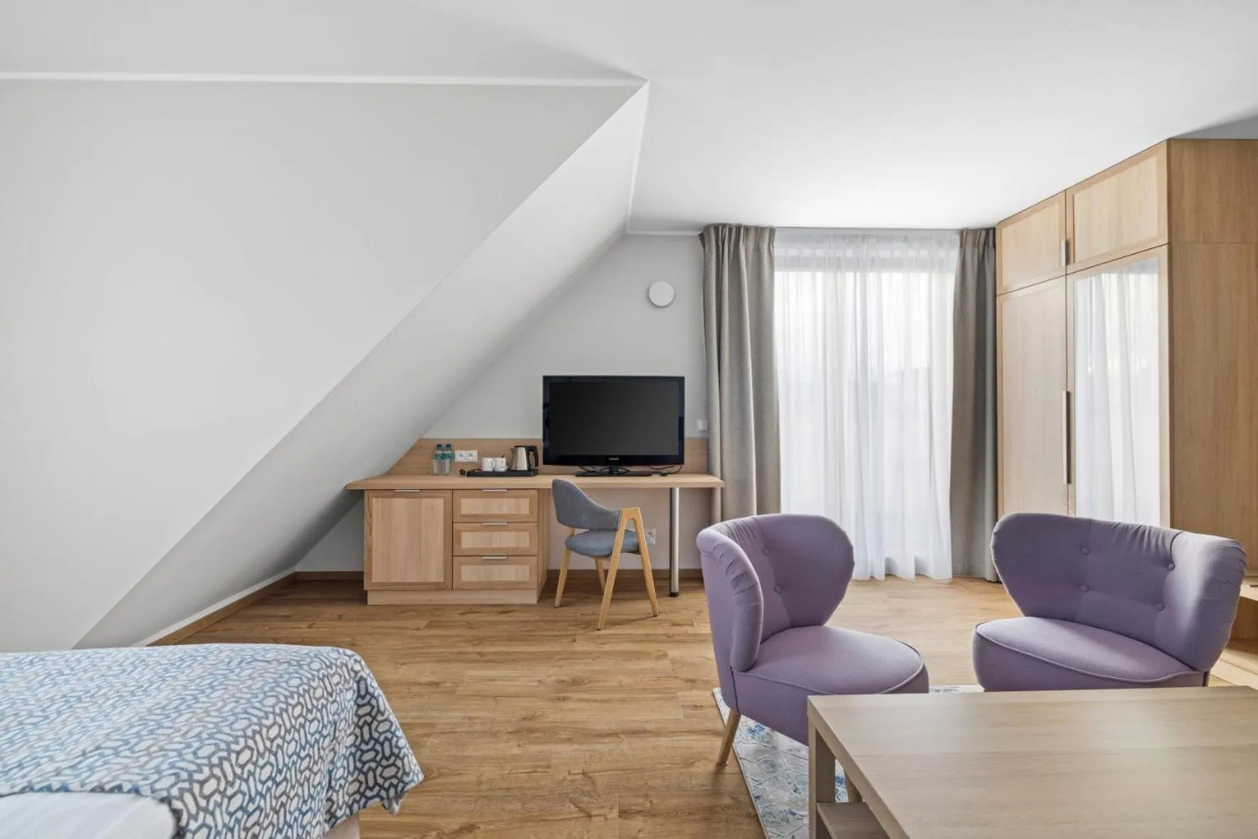 TV and multimedia in Maloves Resort & Spa, pokoje w bocznych budynkach