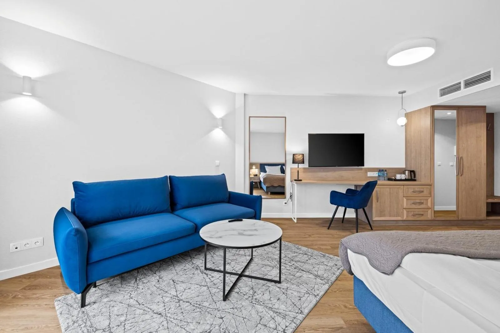 TV and multimedia in Maloves Resort & Spa, pokoje w bocznych budynkach