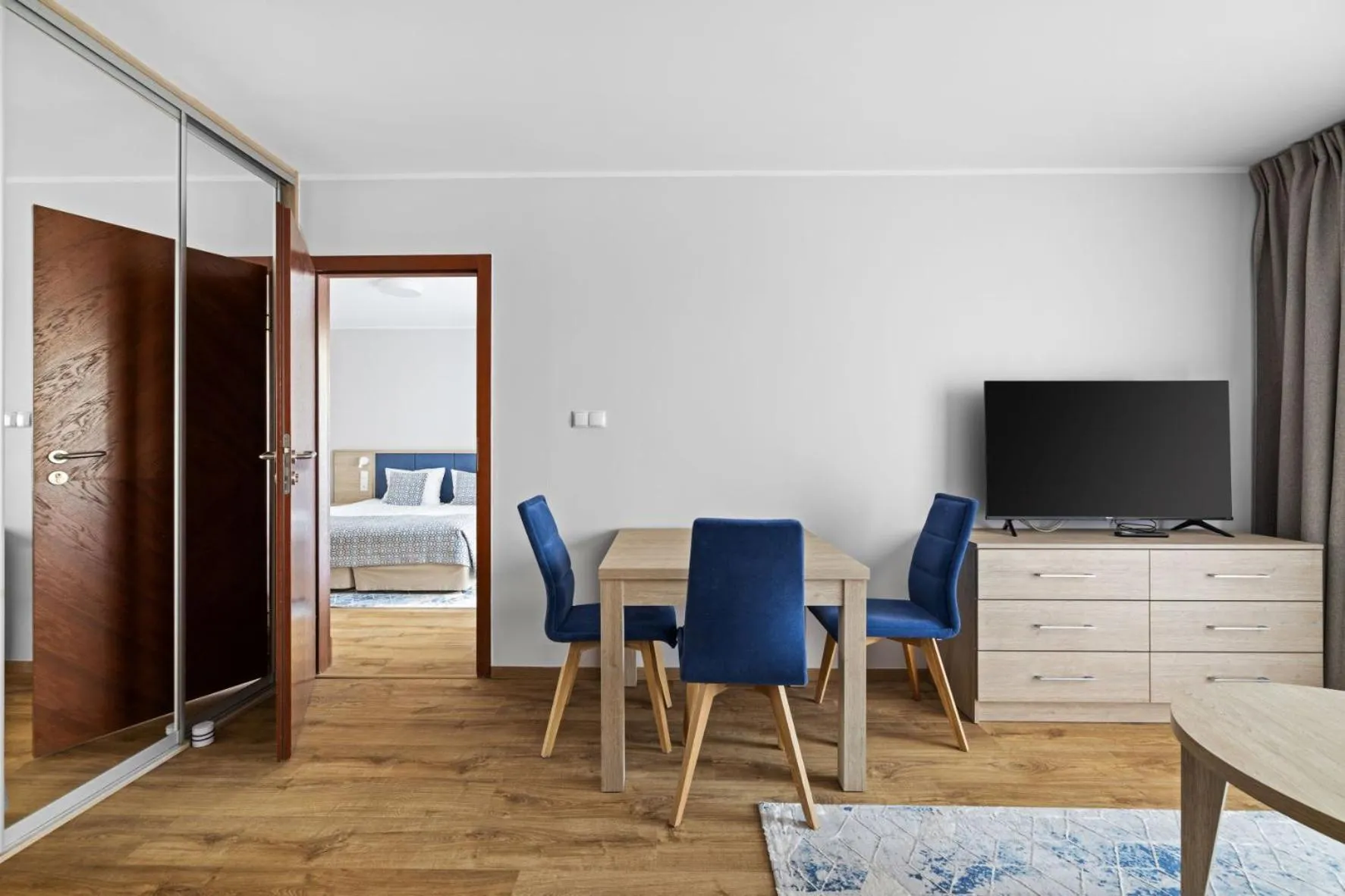 TV and multimedia in Maloves Resort & Spa, pokoje w bocznych budynkach