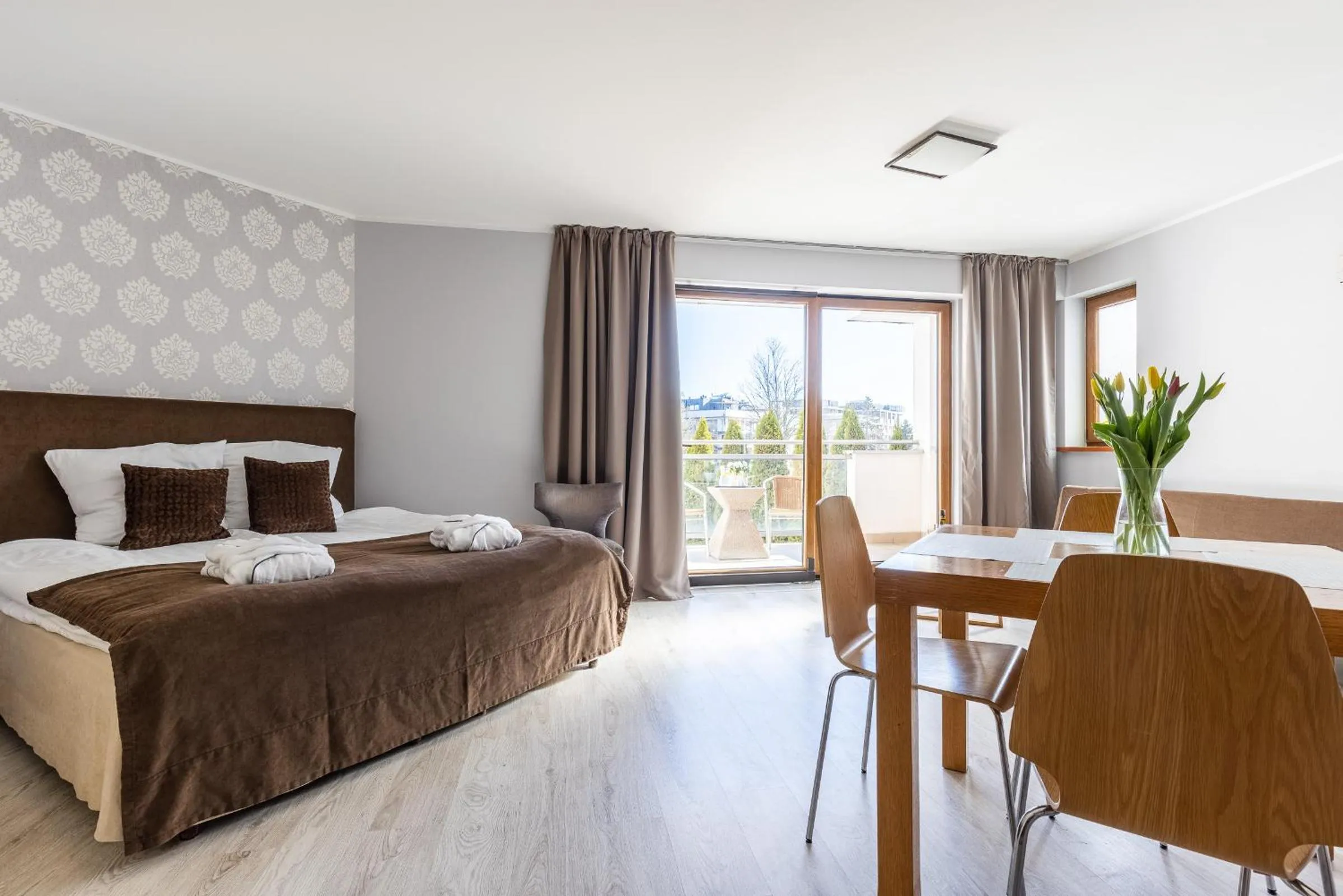 Bed in Maloves Resort & Spa, pokoje w bocznych budynkach