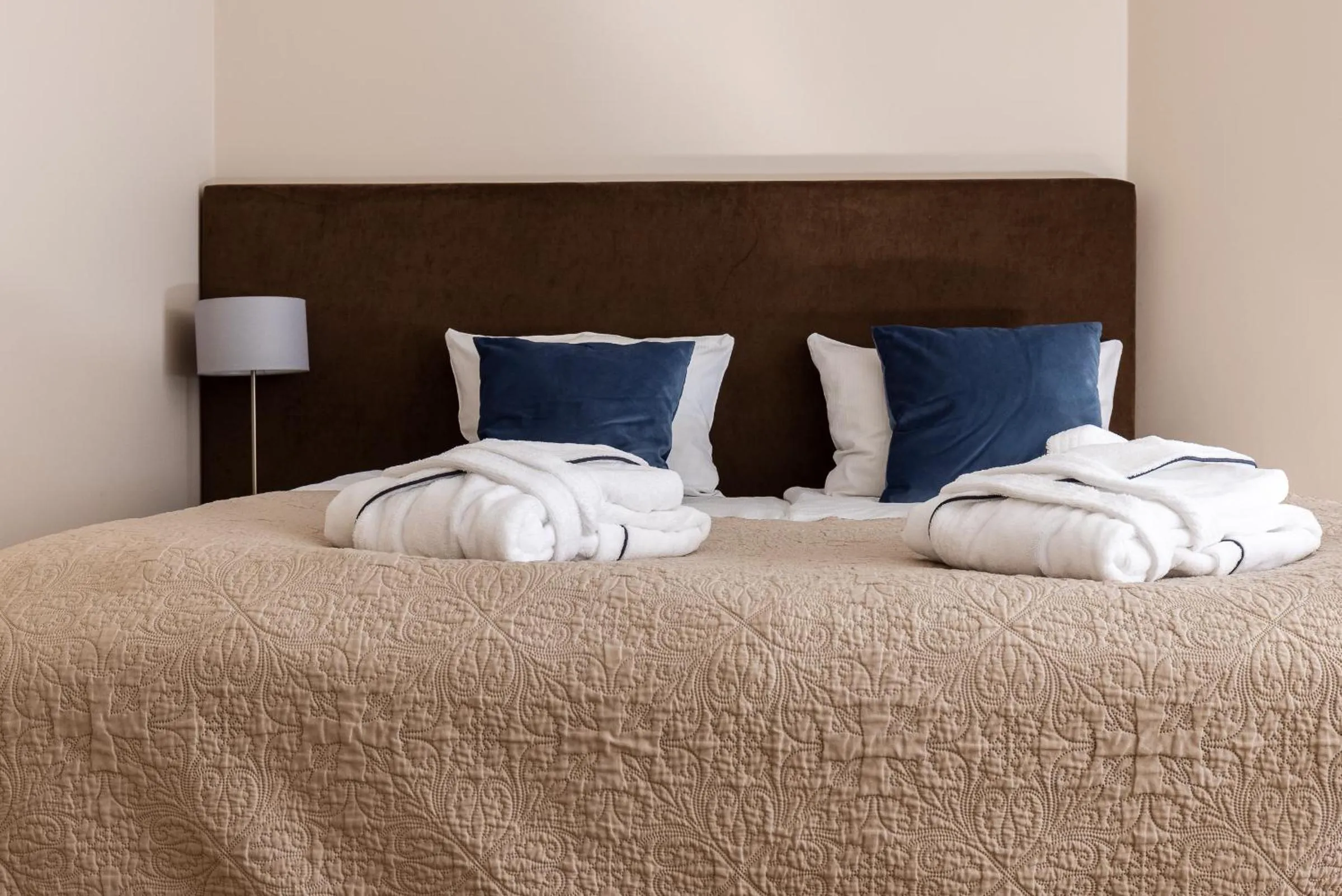 Bed in Maloves Resort & Spa, pokoje w bocznych budynkach