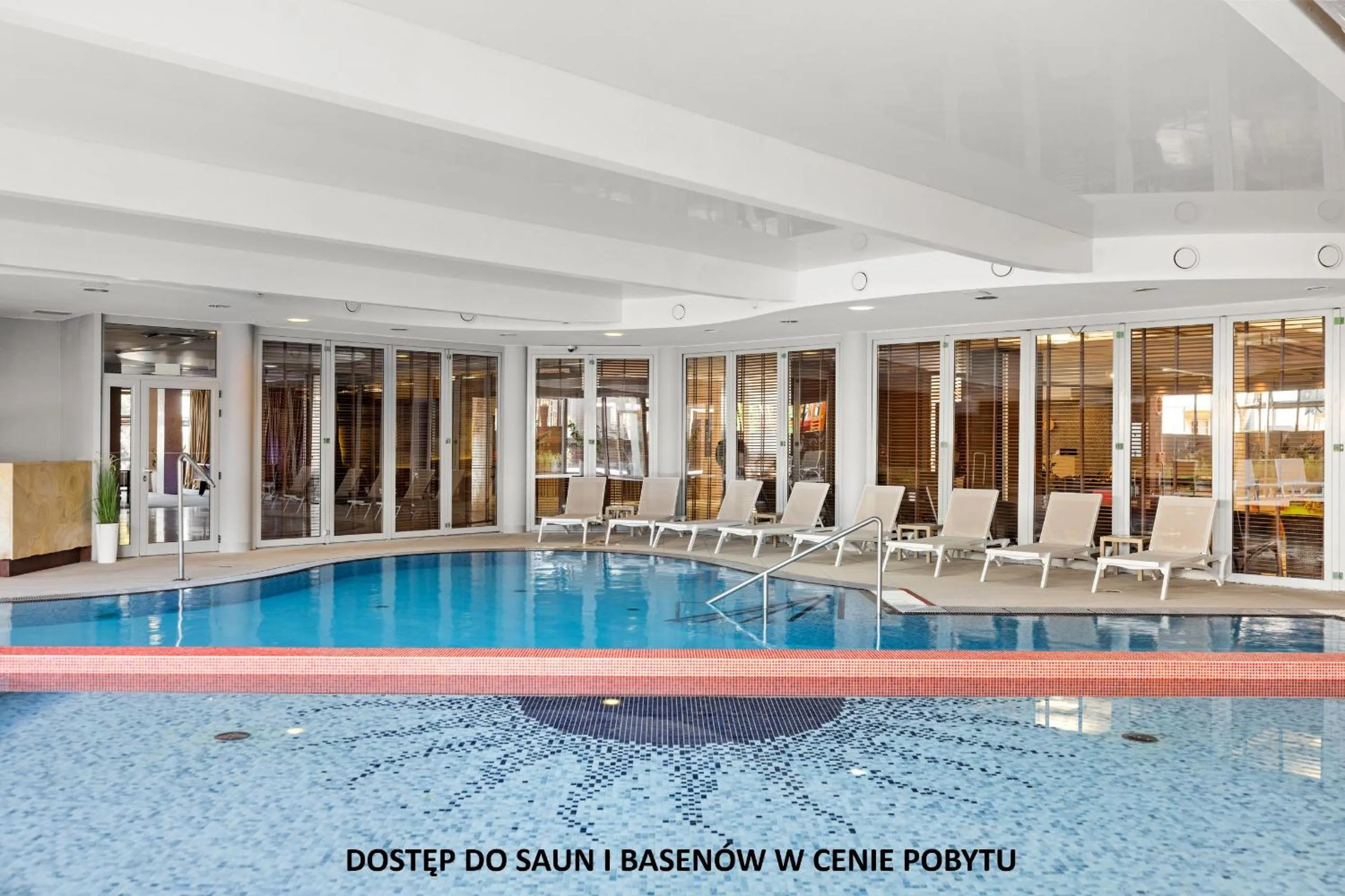 Swimming pool in Maloves Resort & Spa, pokoje w bocznych budynkach