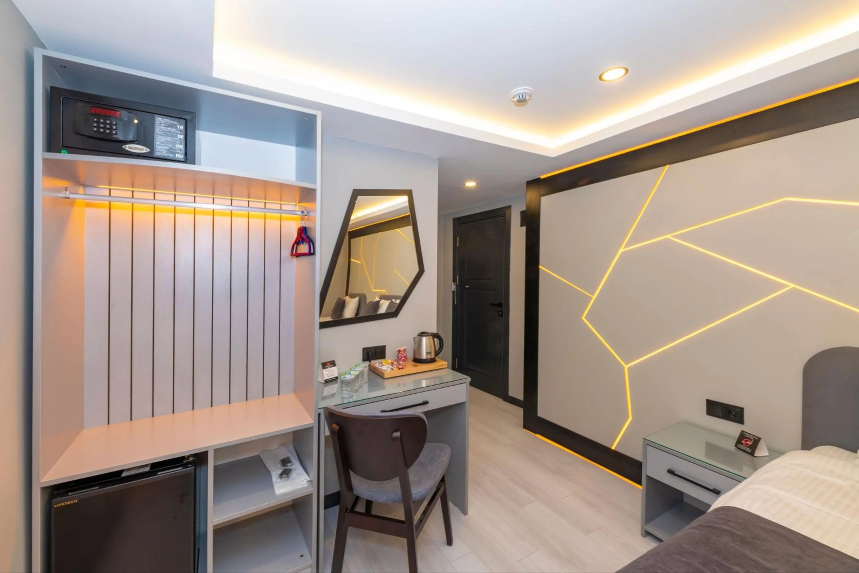 Coffee/tea facilities in White Corner Hotel