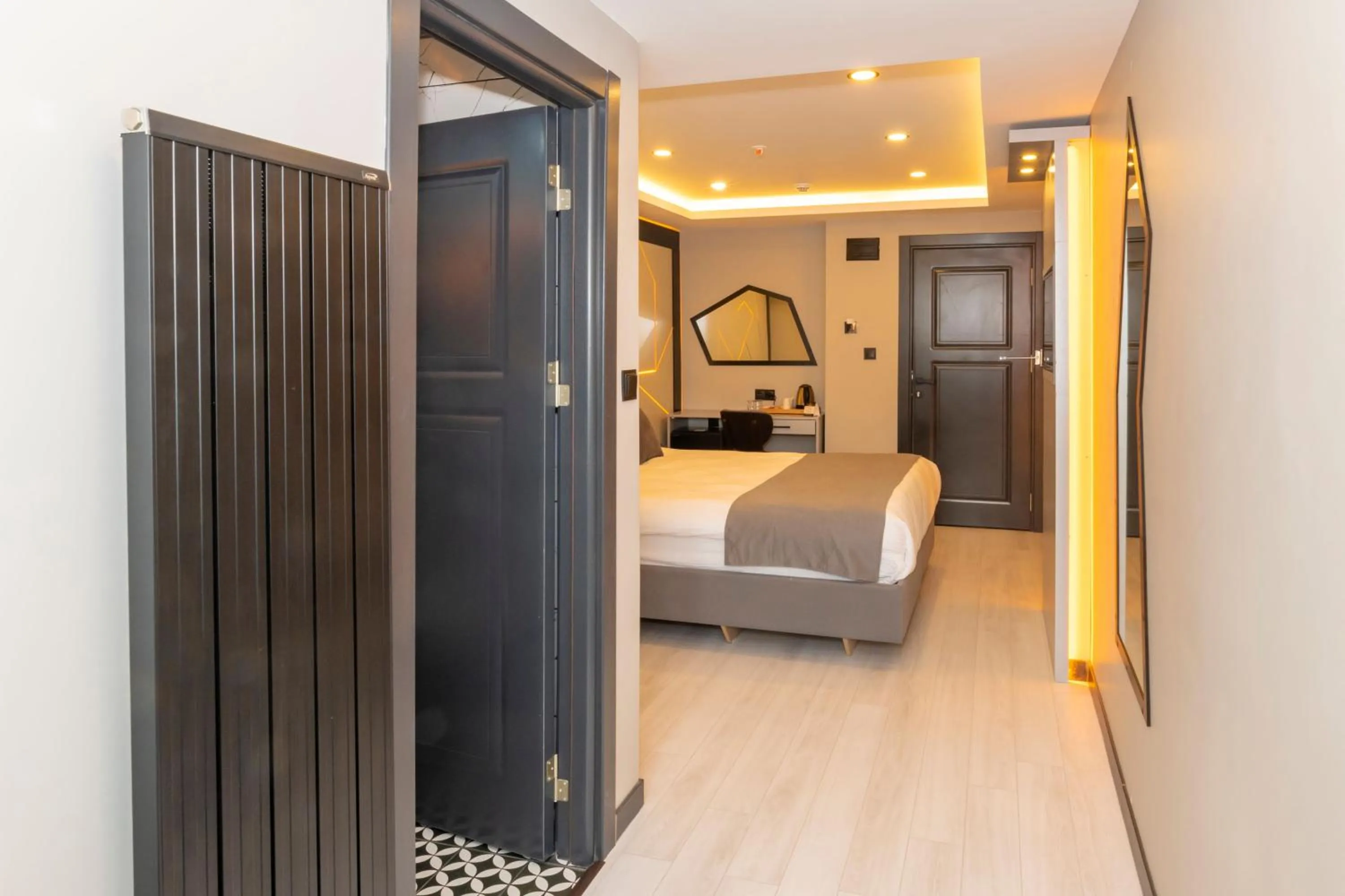 Bedroom, Bed in White Corner Hotel