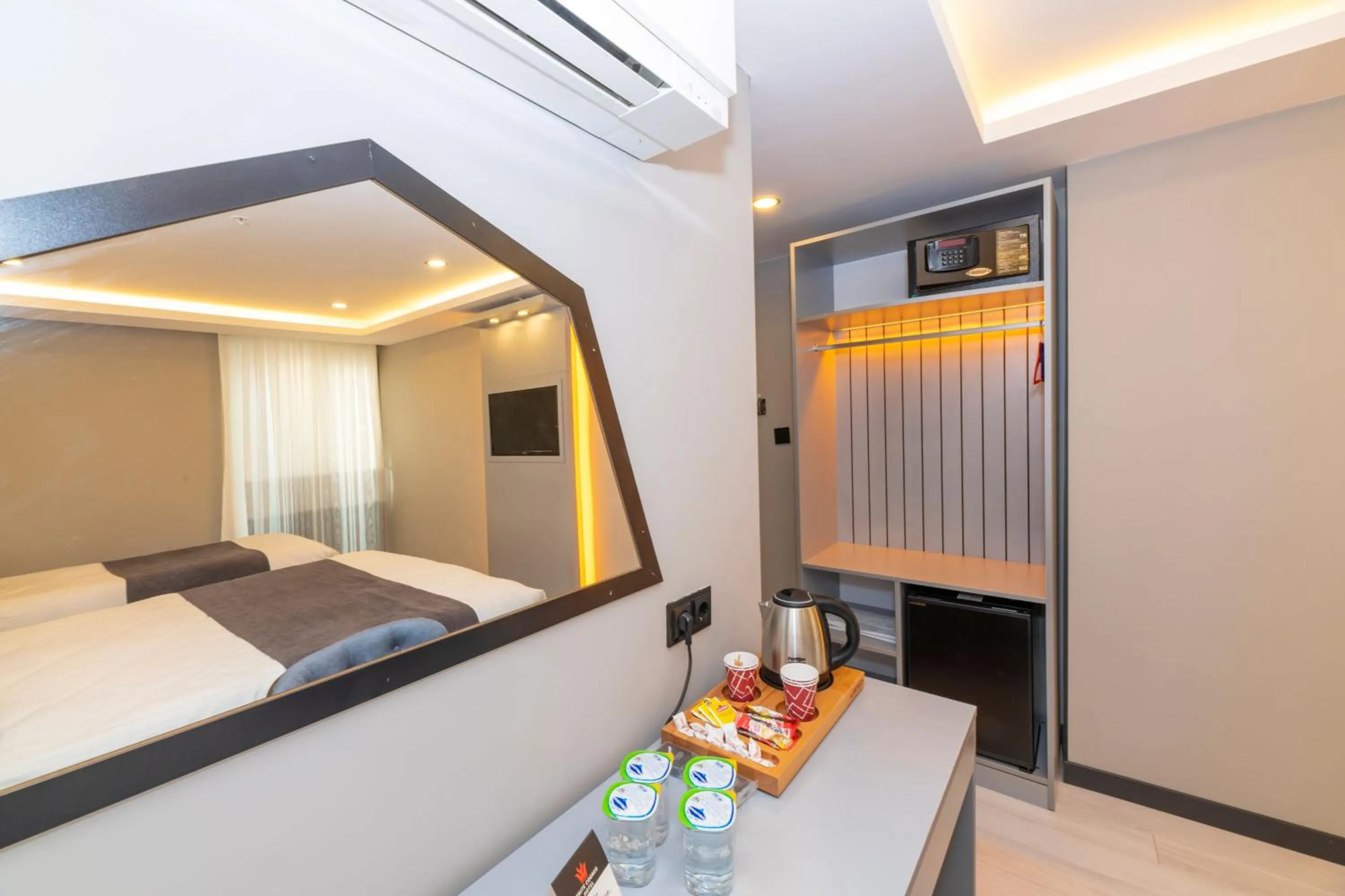 Coffee/tea facilities, Bed in White Corner Hotel