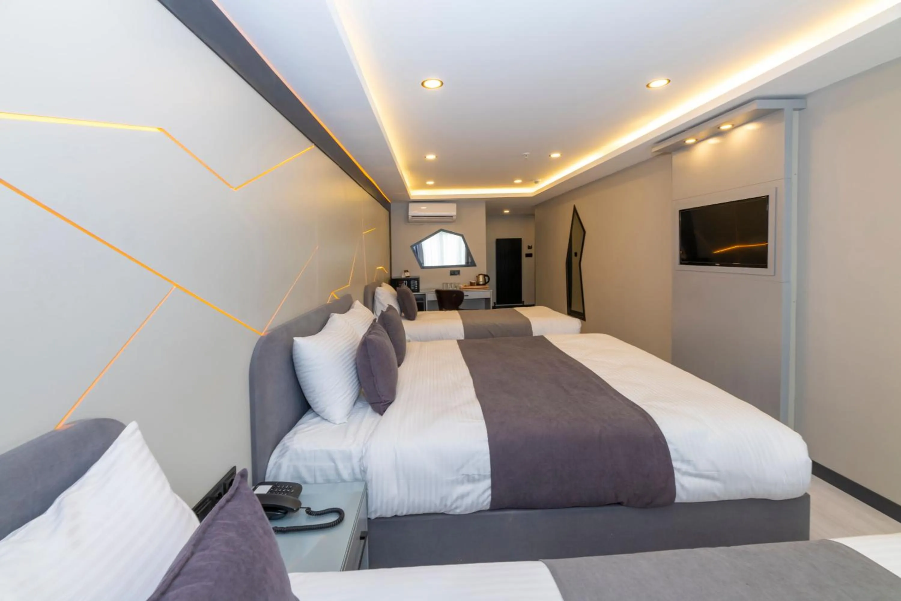 TV and multimedia, Bed in White Corner Hotel