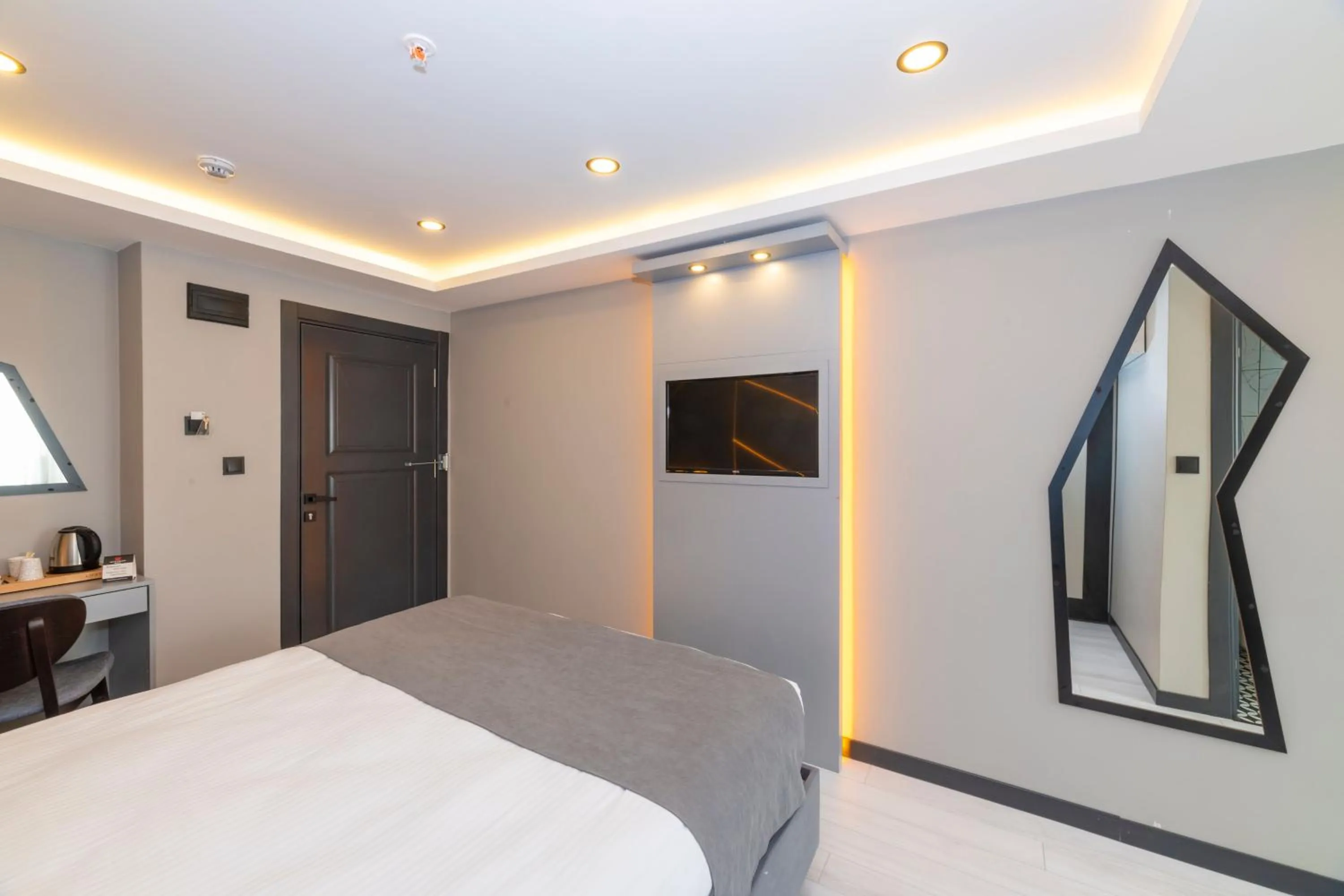 TV and multimedia, Bed in White Corner Hotel