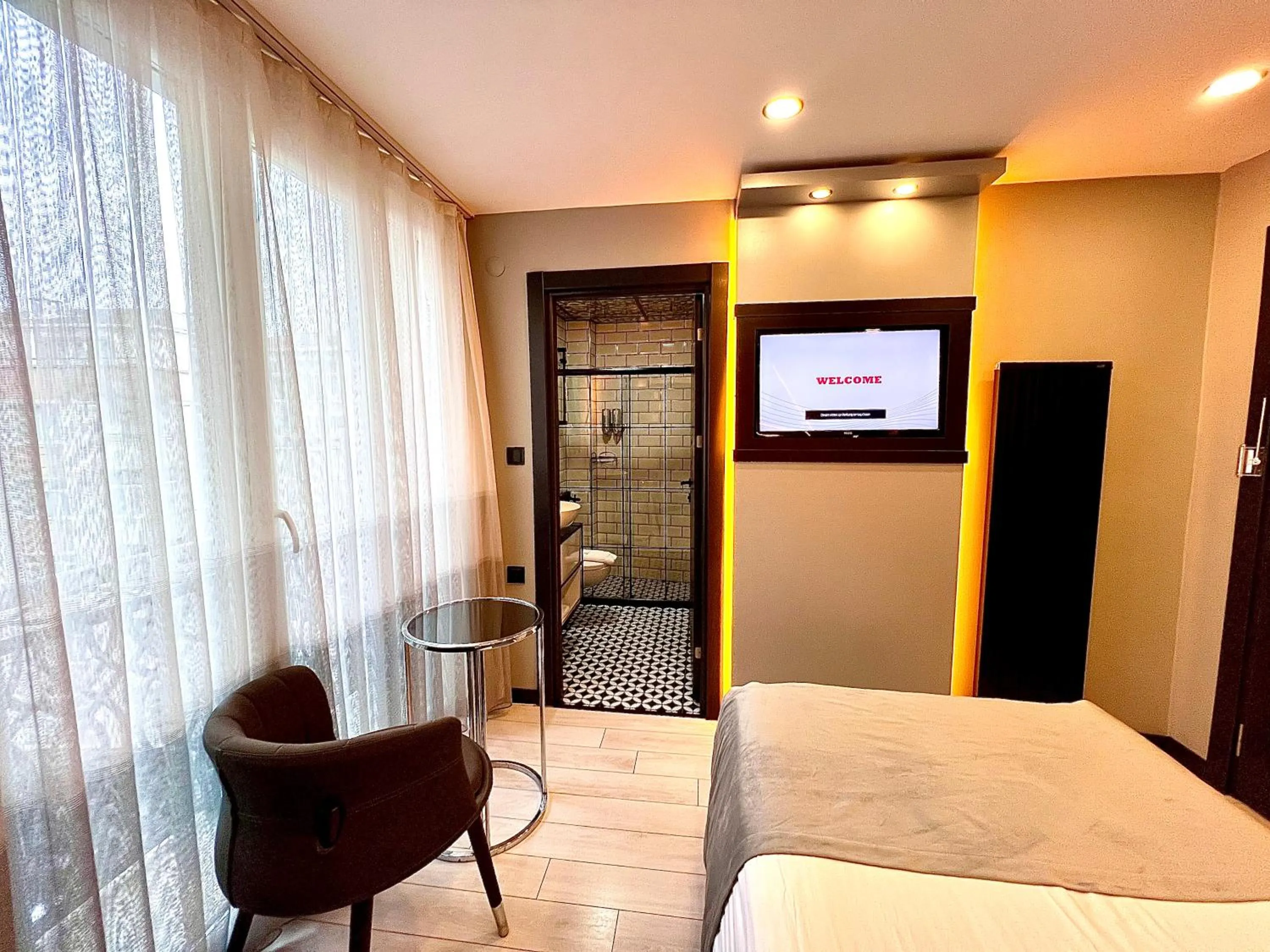 TV and multimedia, Bed in White Corner Hotel