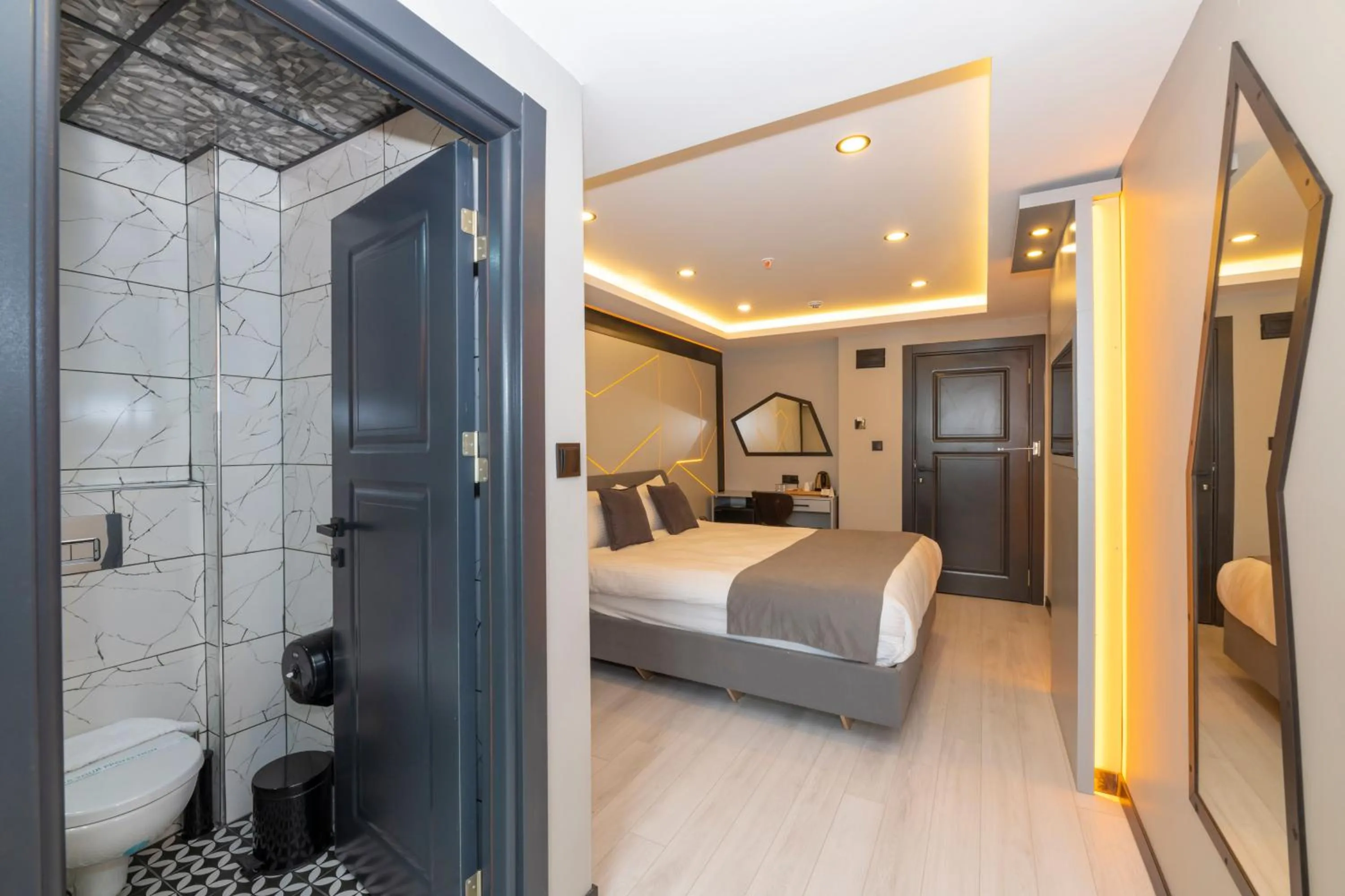 Bathroom, Bed in White Corner Hotel