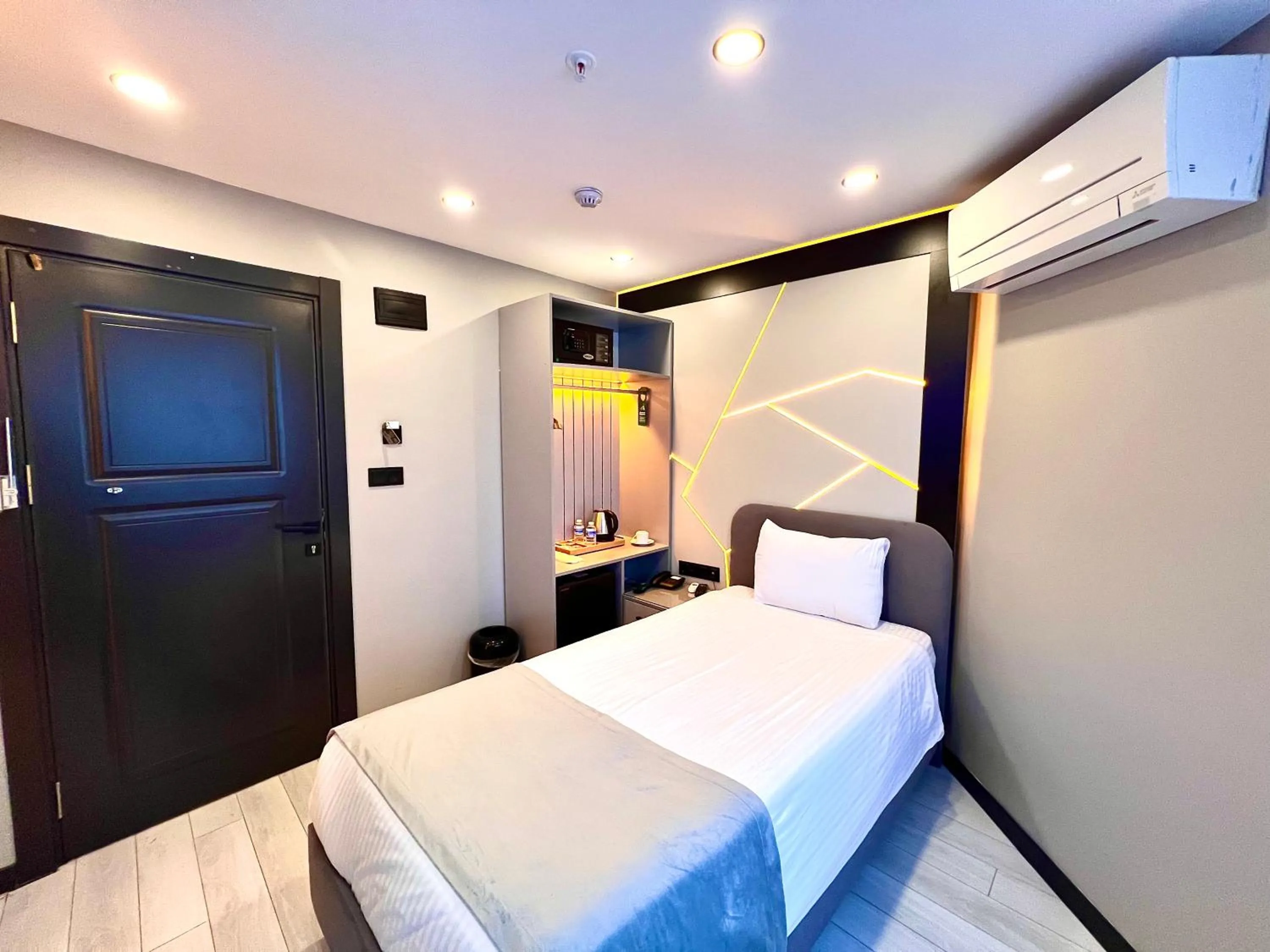 oven, Bed in White Corner Hotel