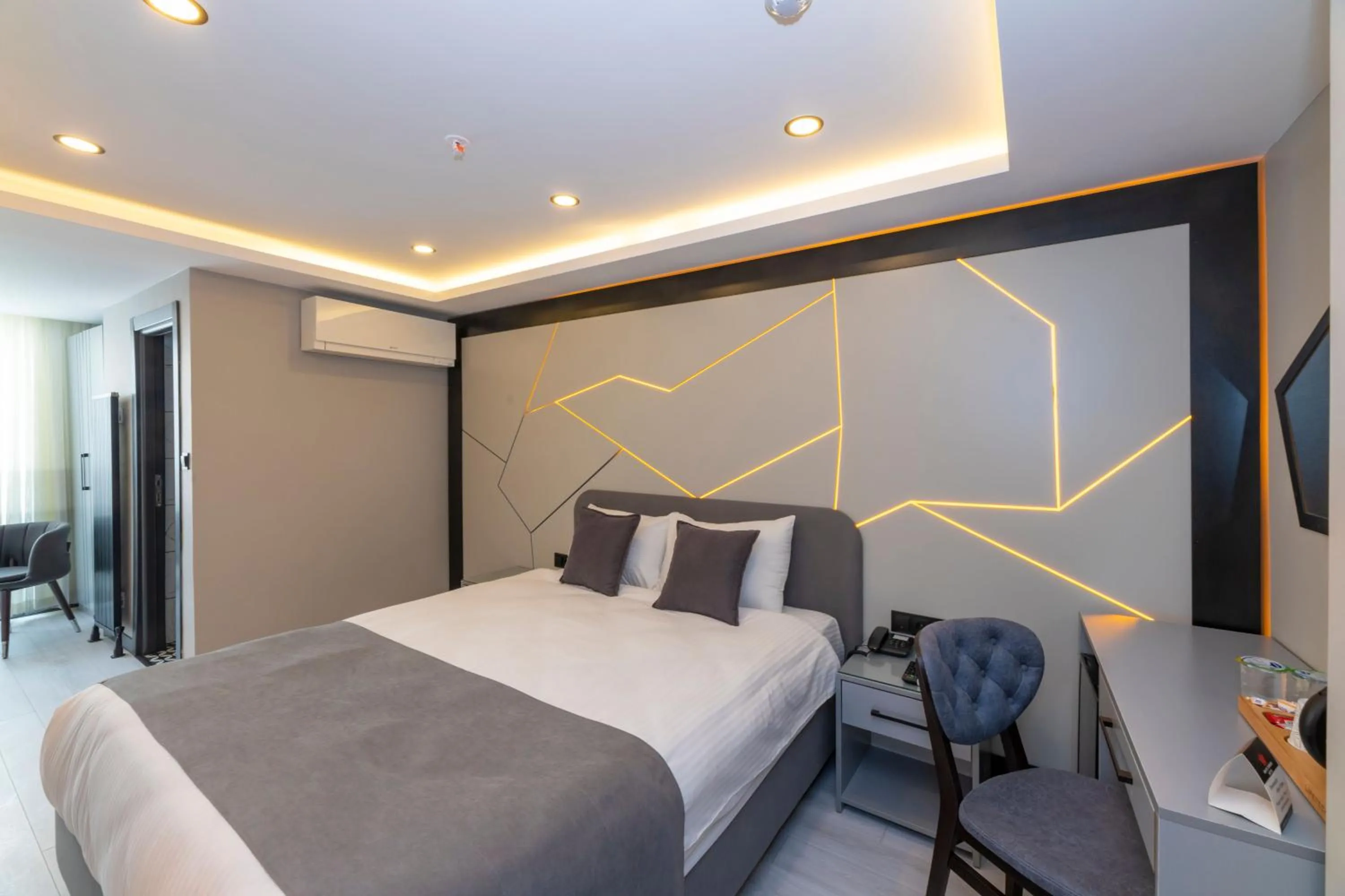 Seating area, Bed in White Corner Hotel