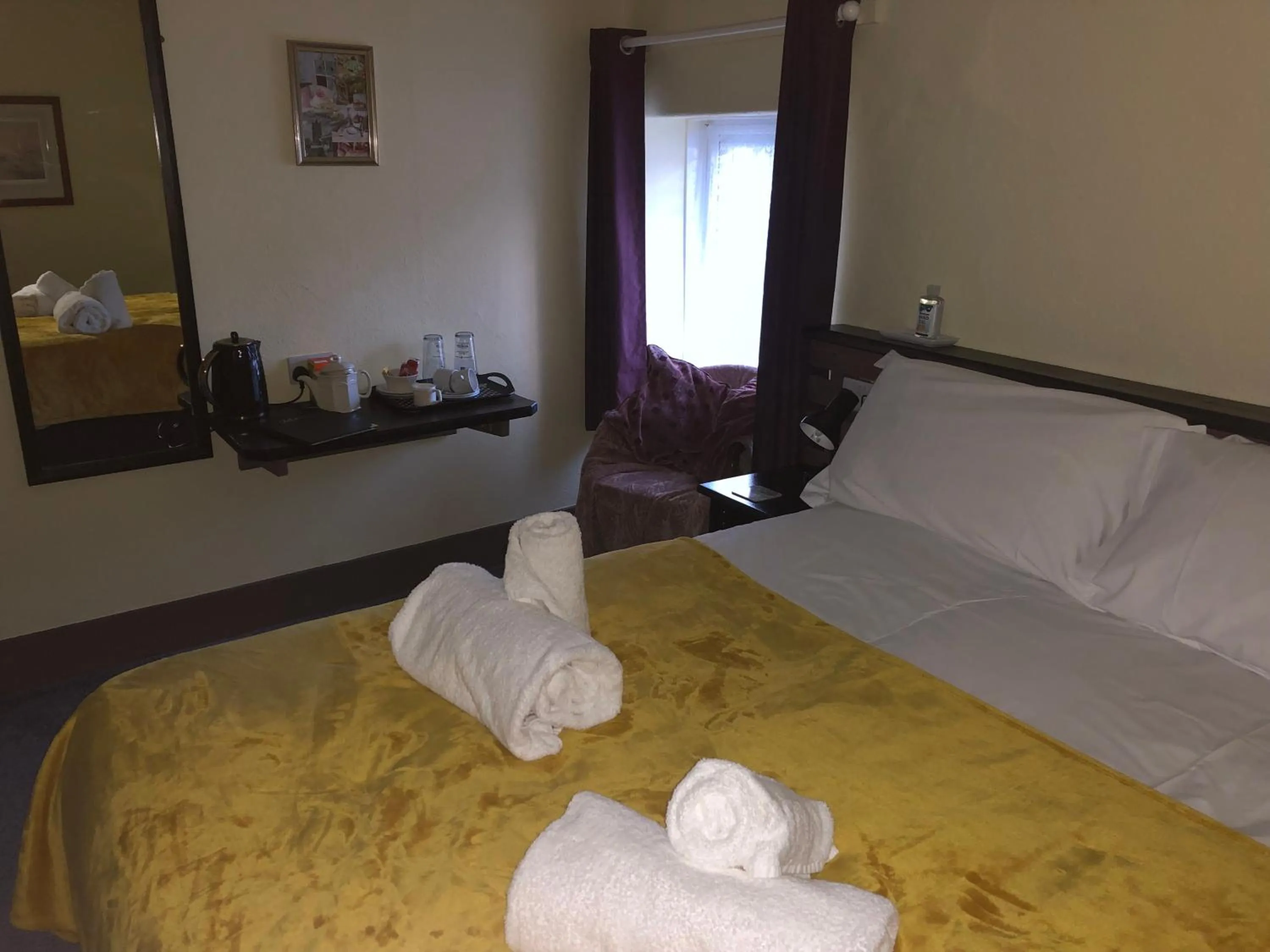 Bed in THE KINGS ARMS INN