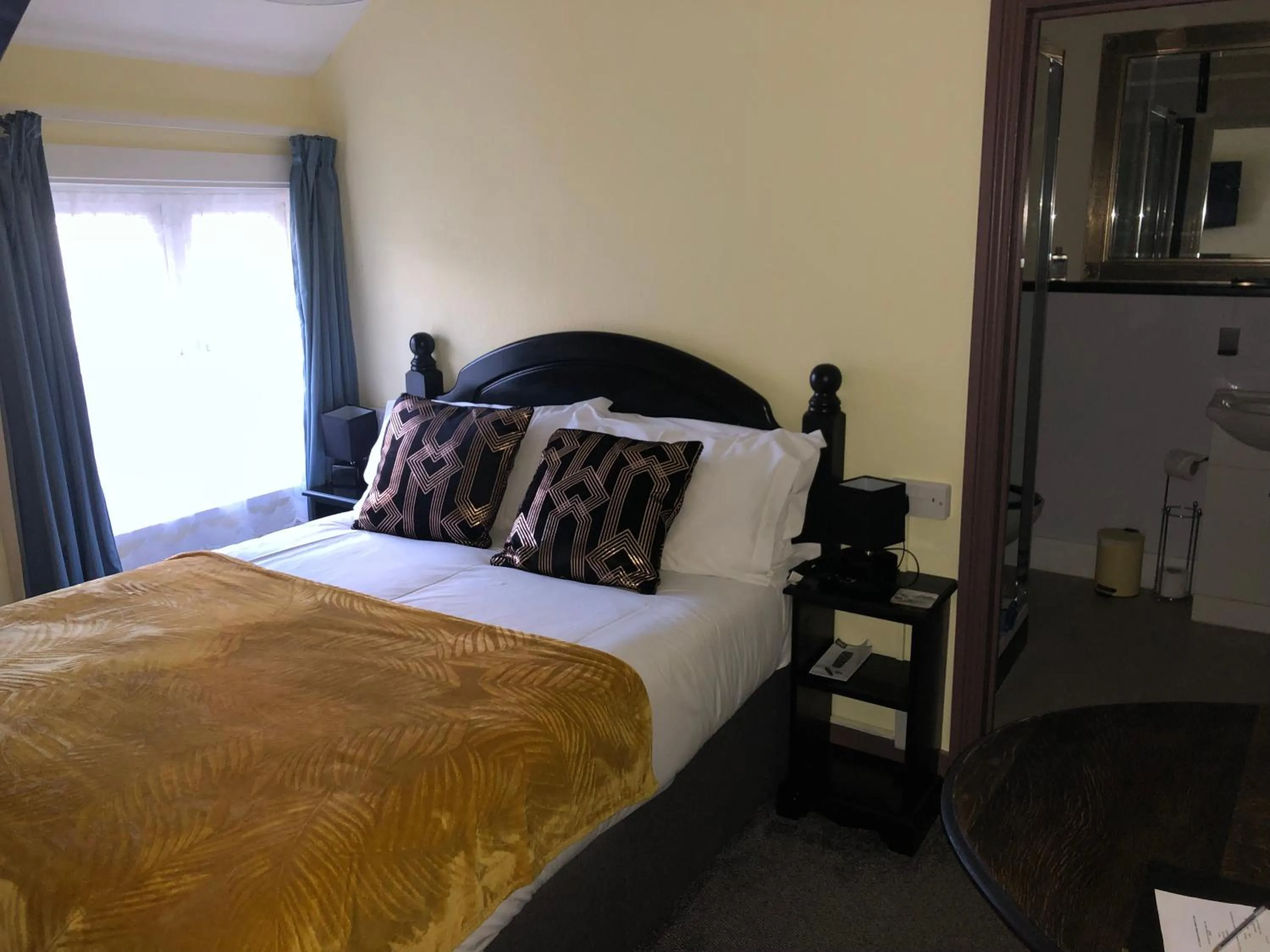 Bed in THE KINGS ARMS INN