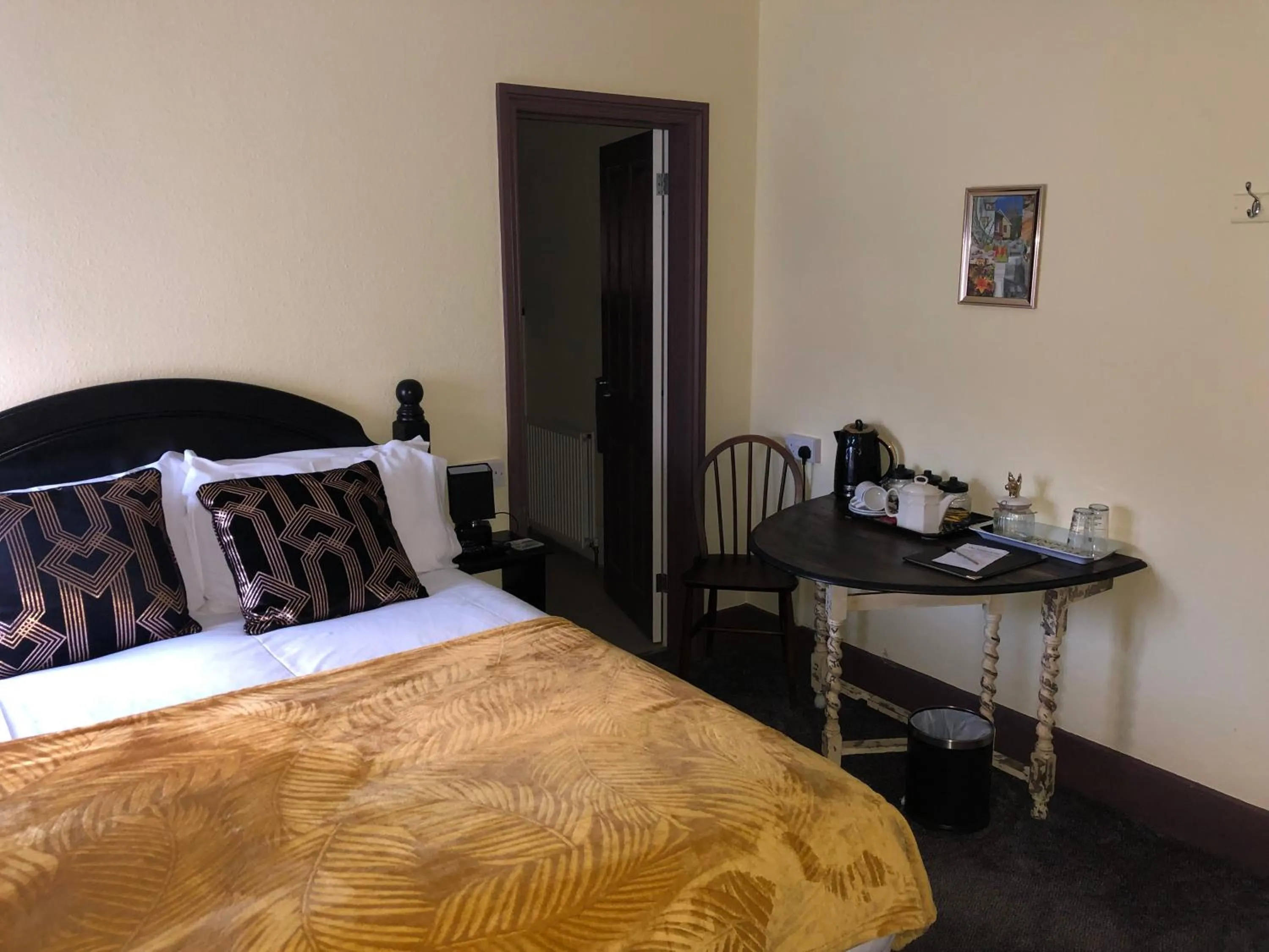 Bed in THE KINGS ARMS INN