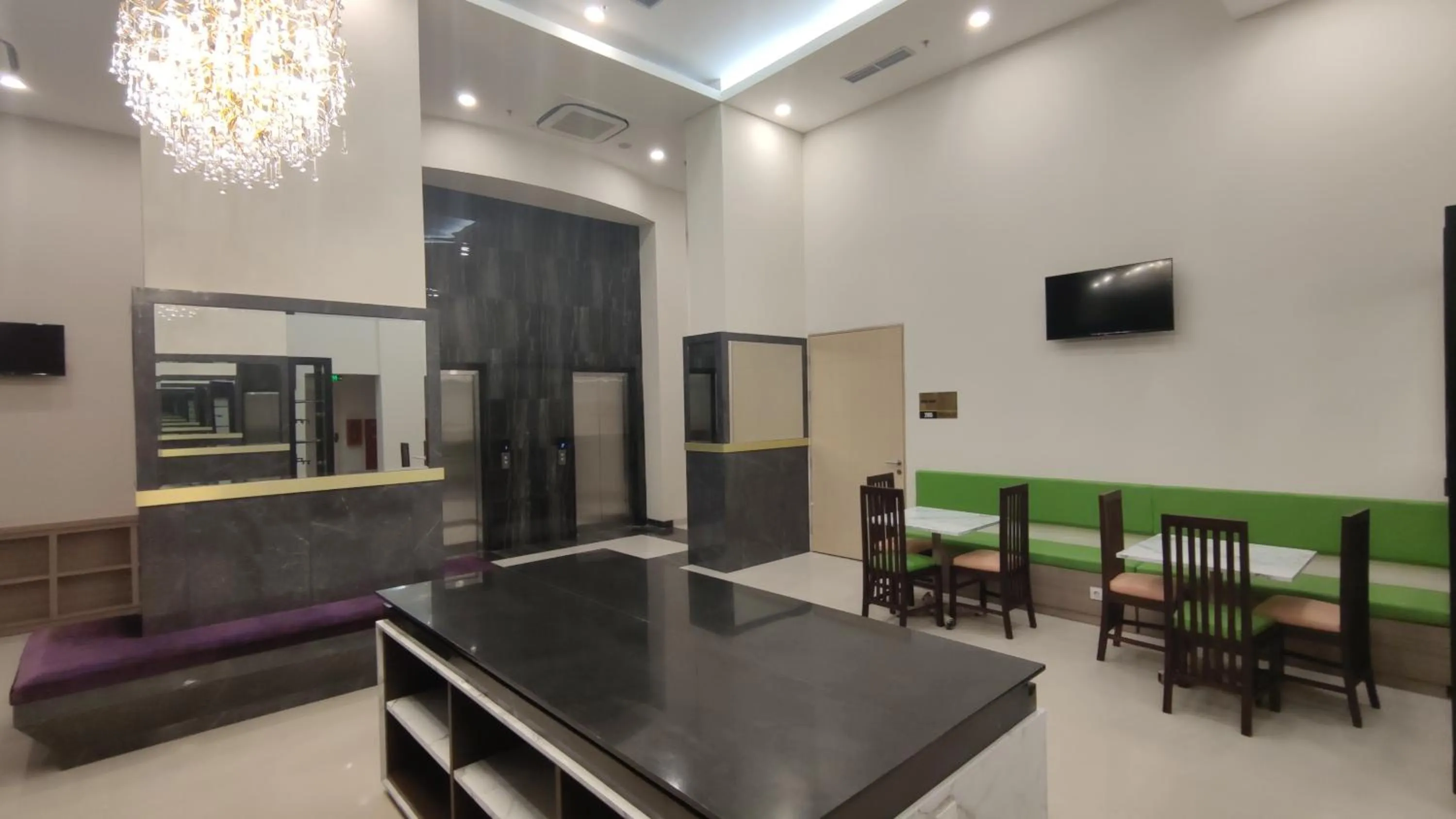 Restaurant/places to eat in Agogo Downtown Hotel Surabaya