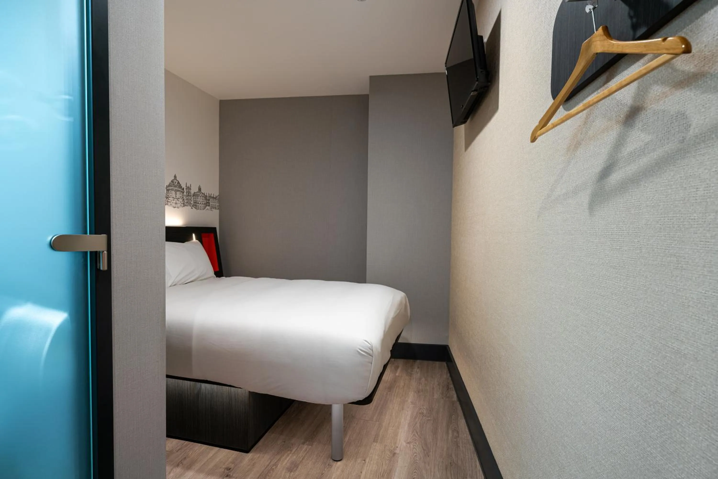 Bedroom, Bed in easyHotel Cardiff