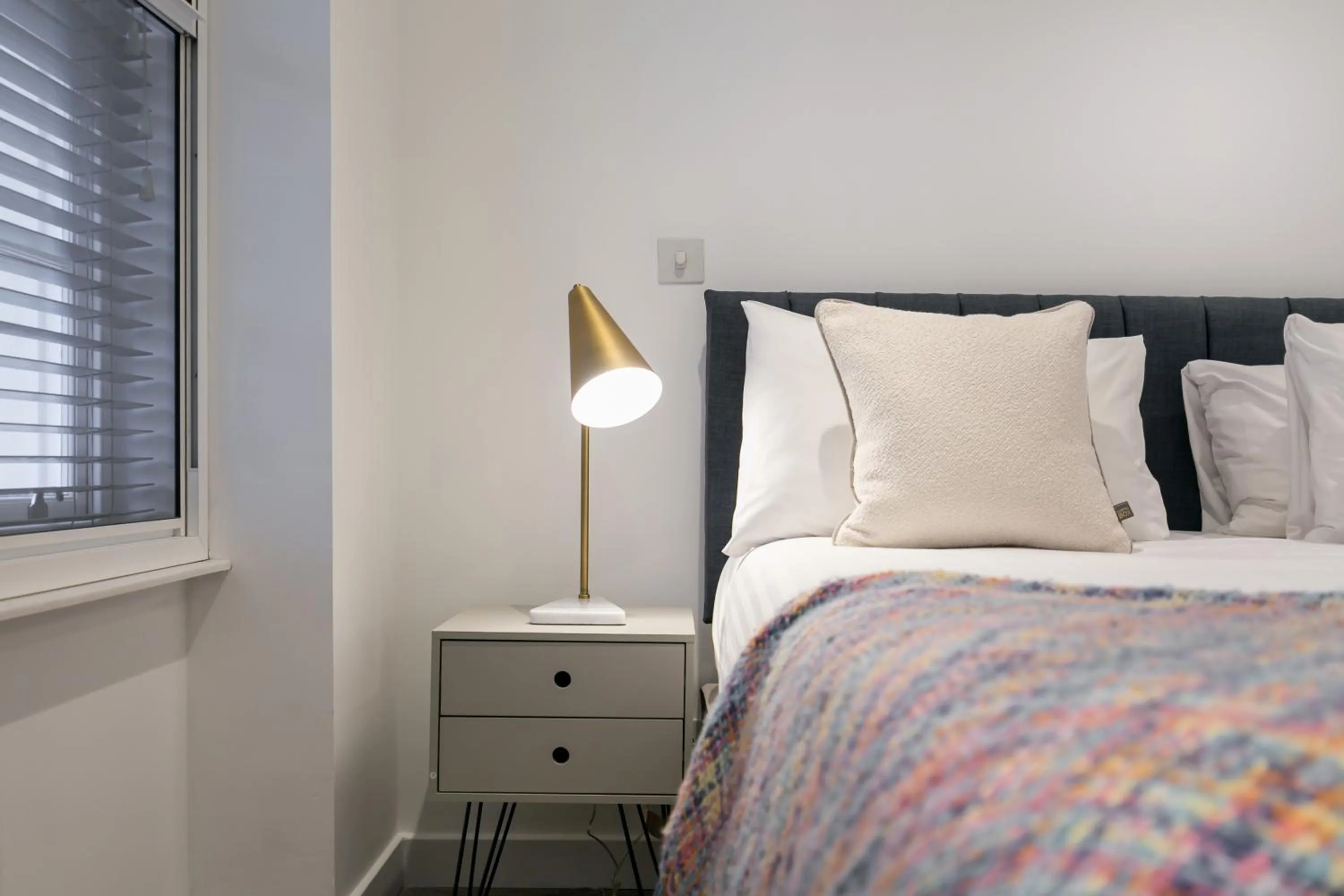 Bedroom, Bed in Urban Chic - Rathbone