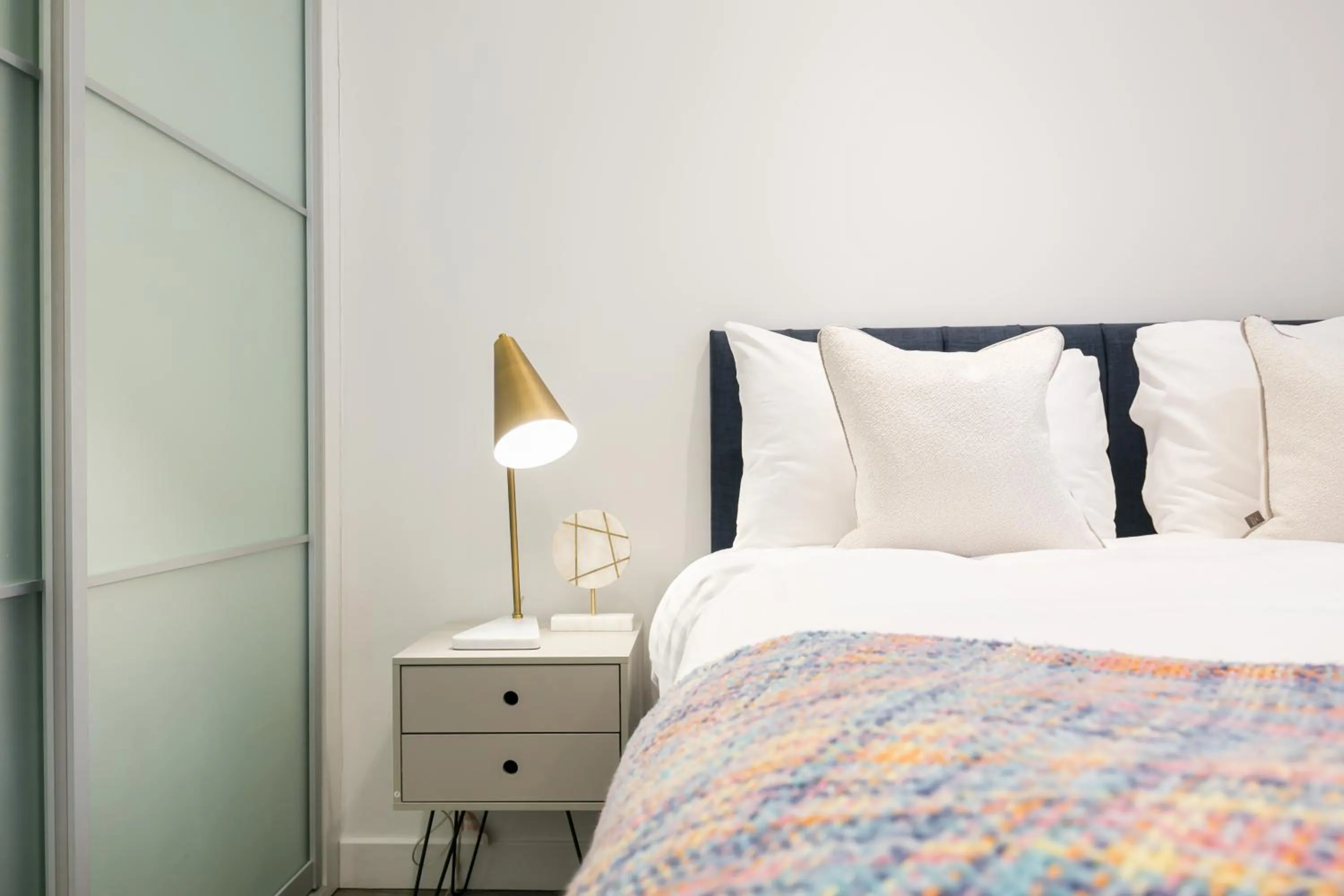 Bedroom, Bed in Urban Chic - Rathbone