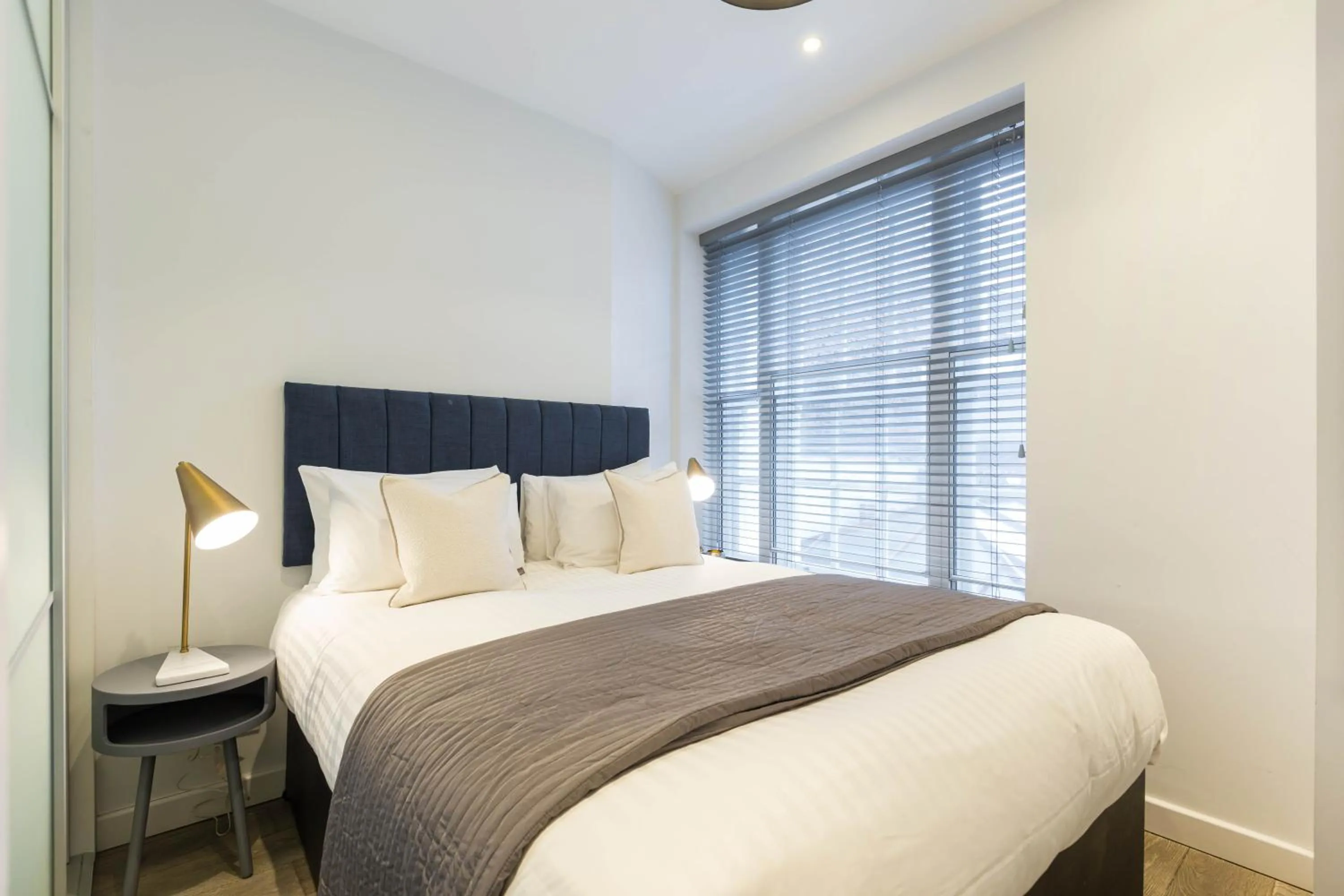 Bathroom, Bed in Urban Chic - Rathbone