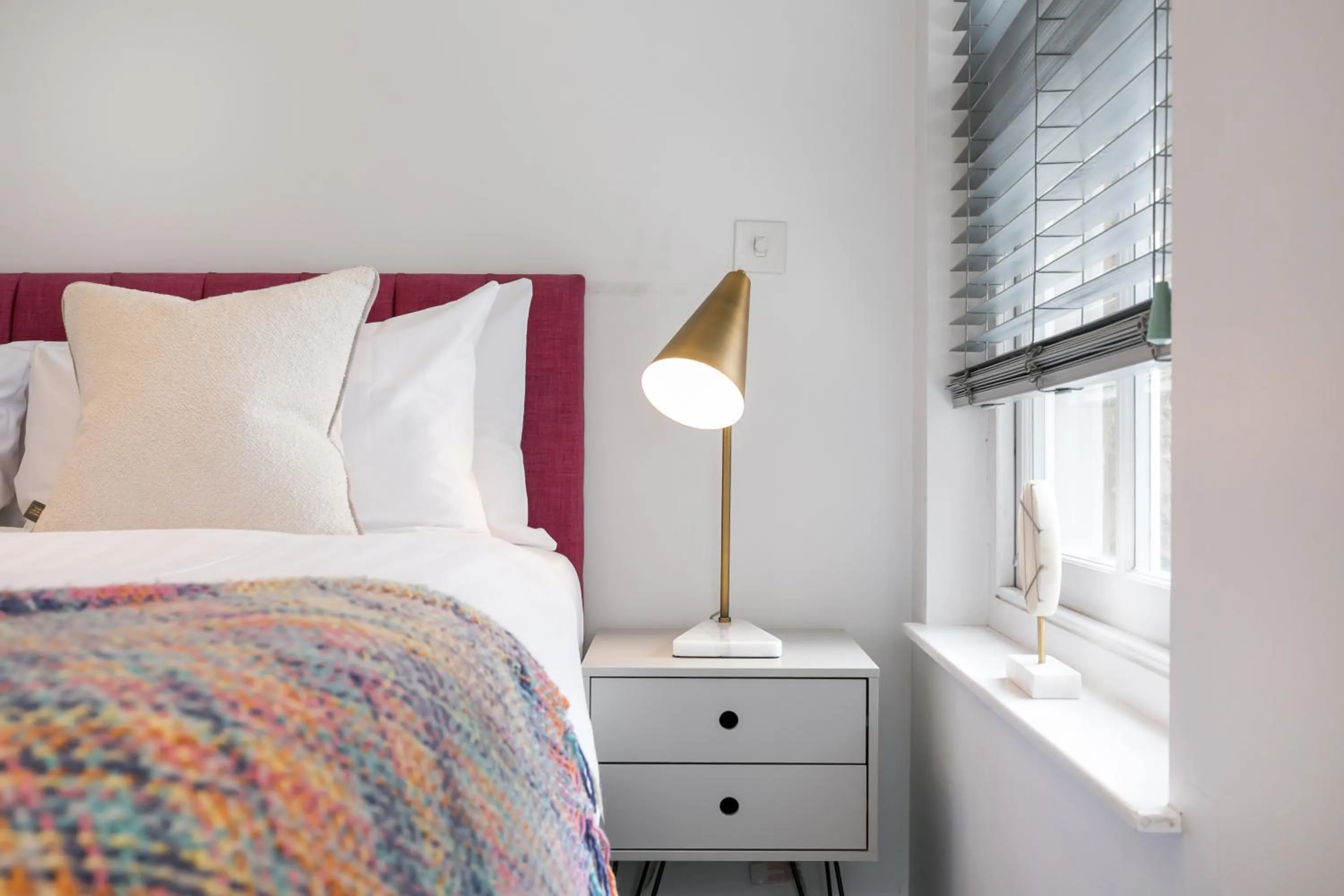 Bedroom, Bed in Urban Chic - Rathbone