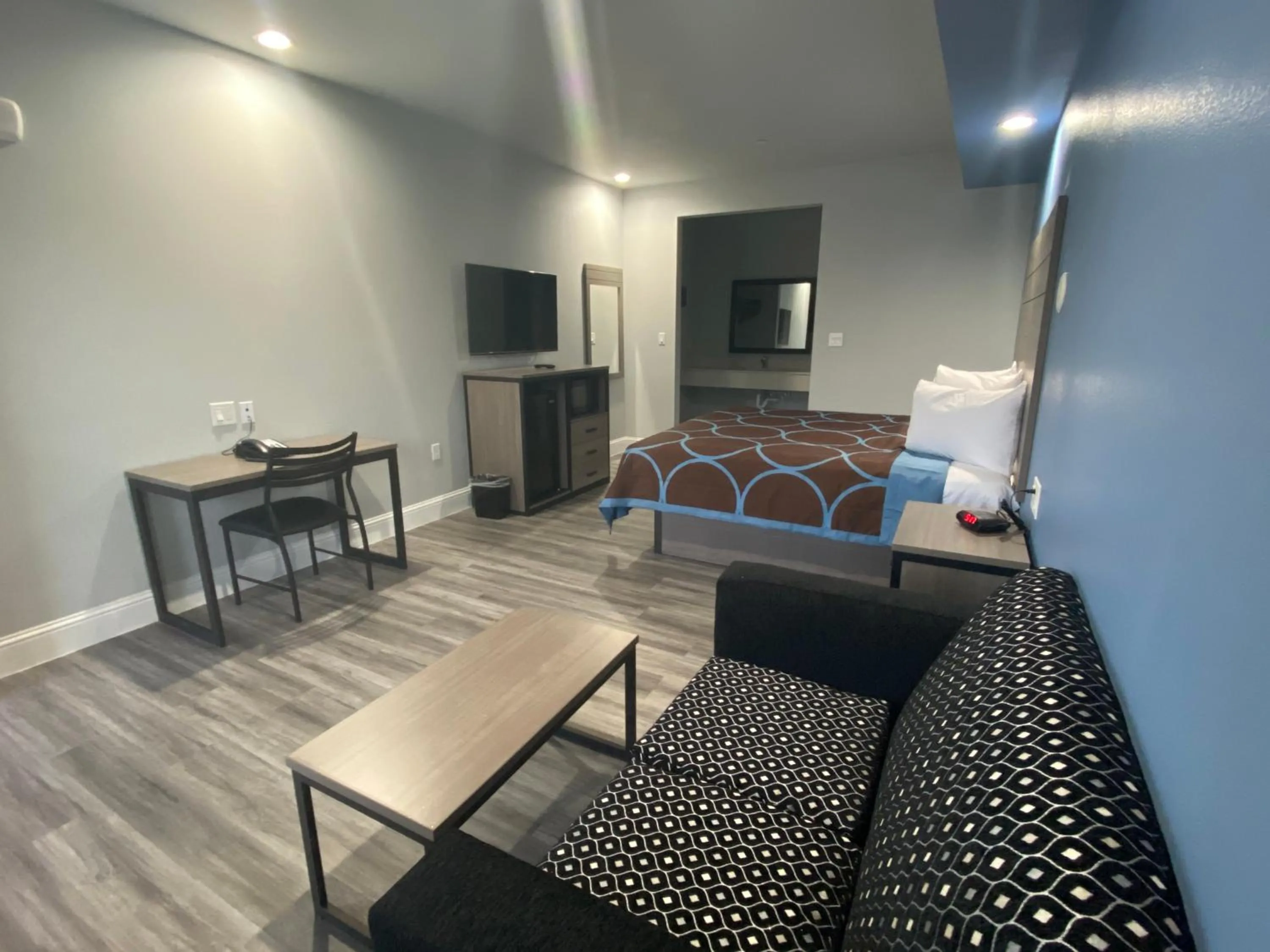 Seating area, Bed in Lone Star Inn - Dickinson