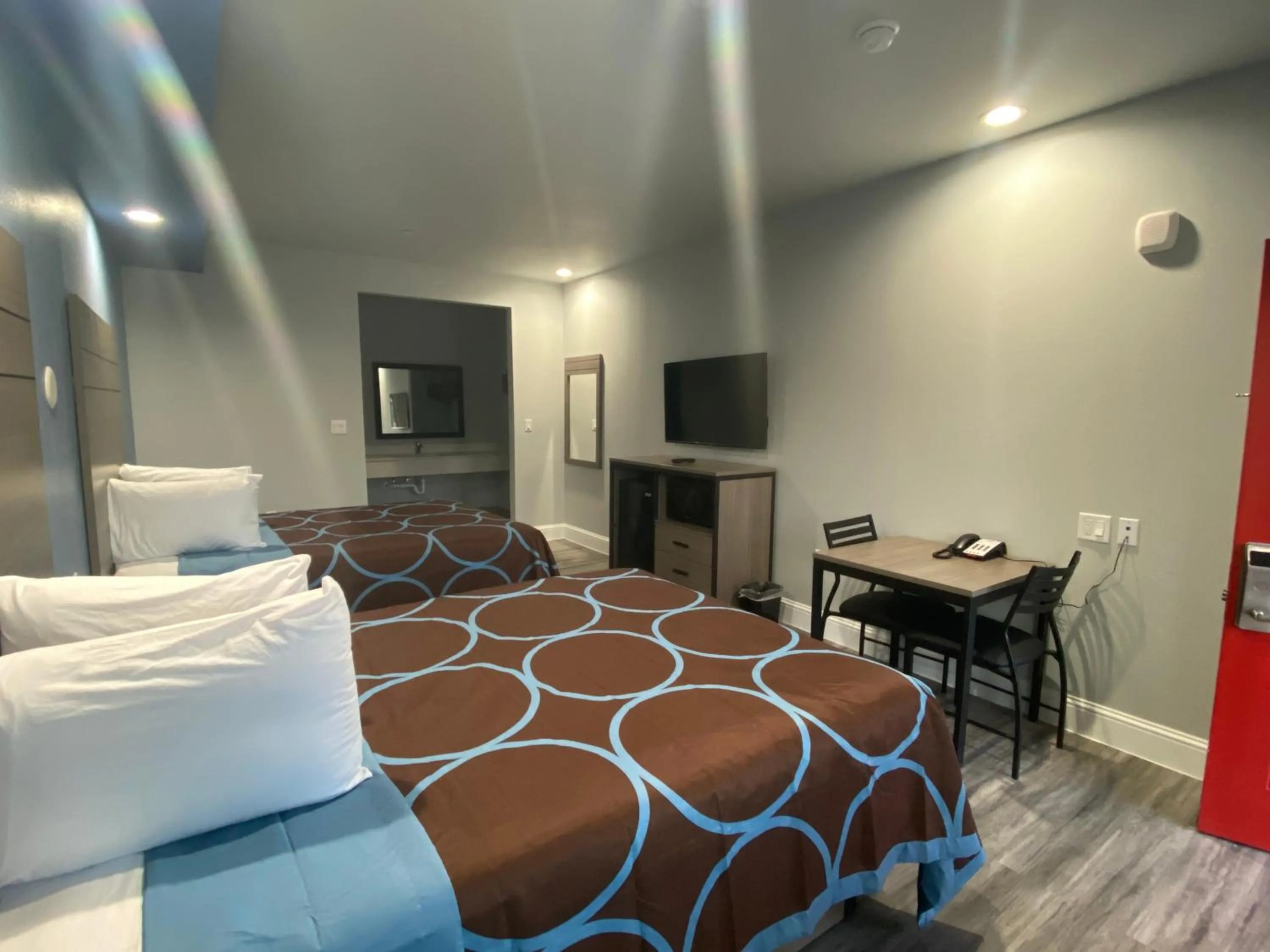 Photo of the whole room, Bed in Lone Star Inn - Dickinson