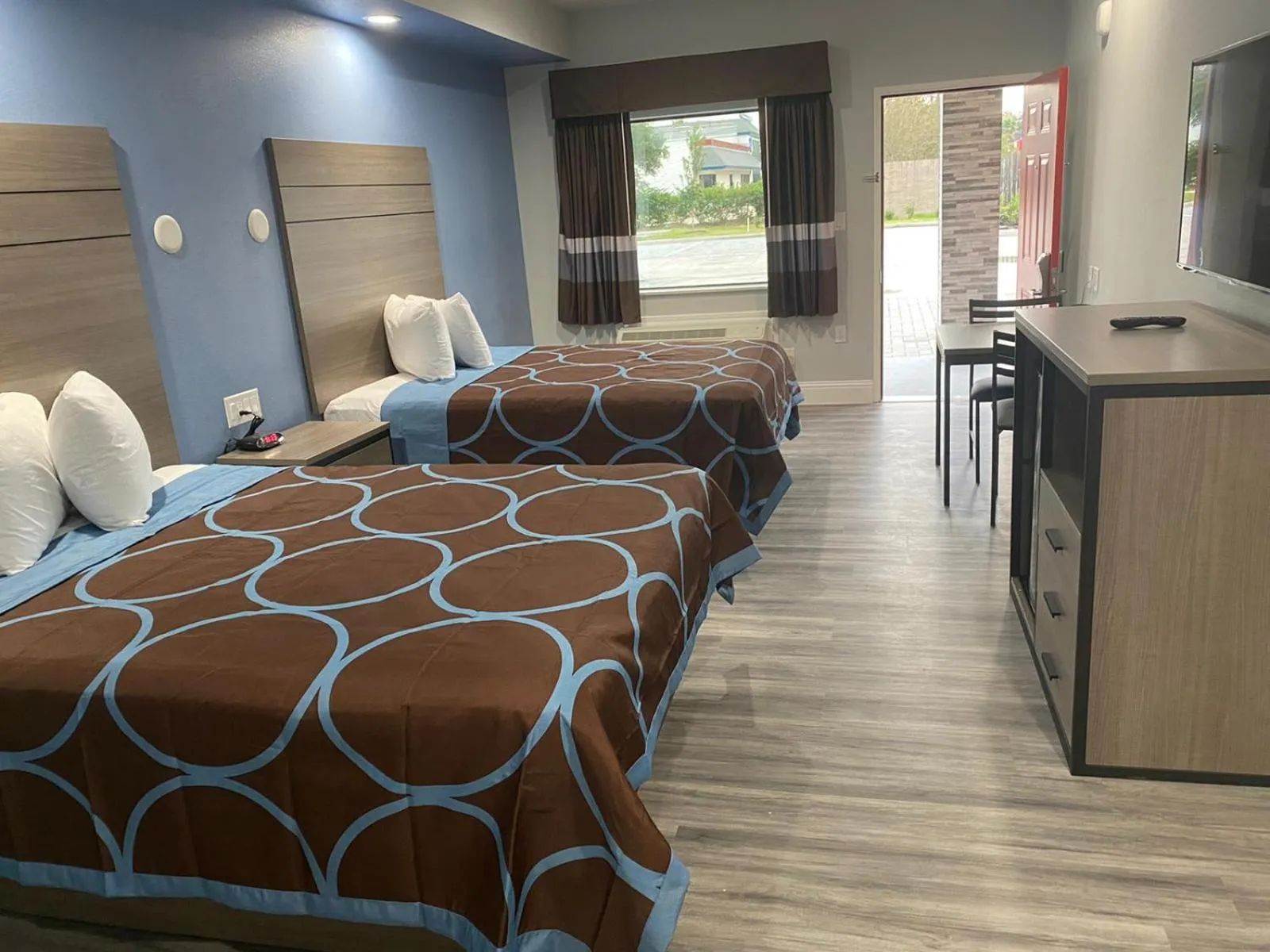 Bed in Lone Star Inn - Dickinson