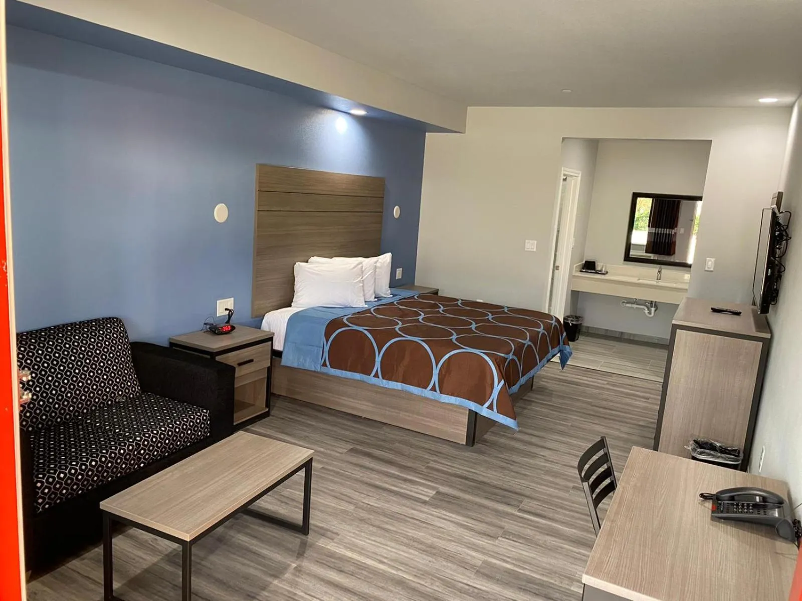 Photo of the whole room, Bed in Lone Star Inn - Dickinson