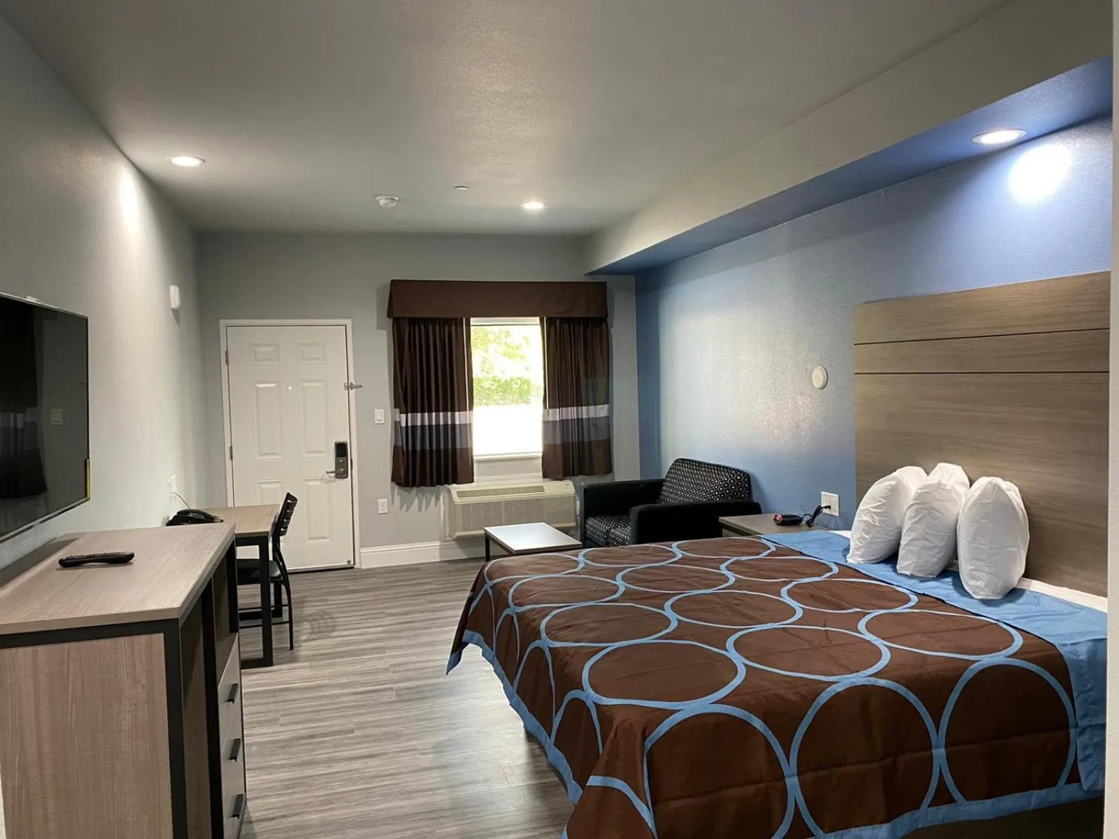 Photo of the whole room, Bed in Lone Star Inn - Dickinson