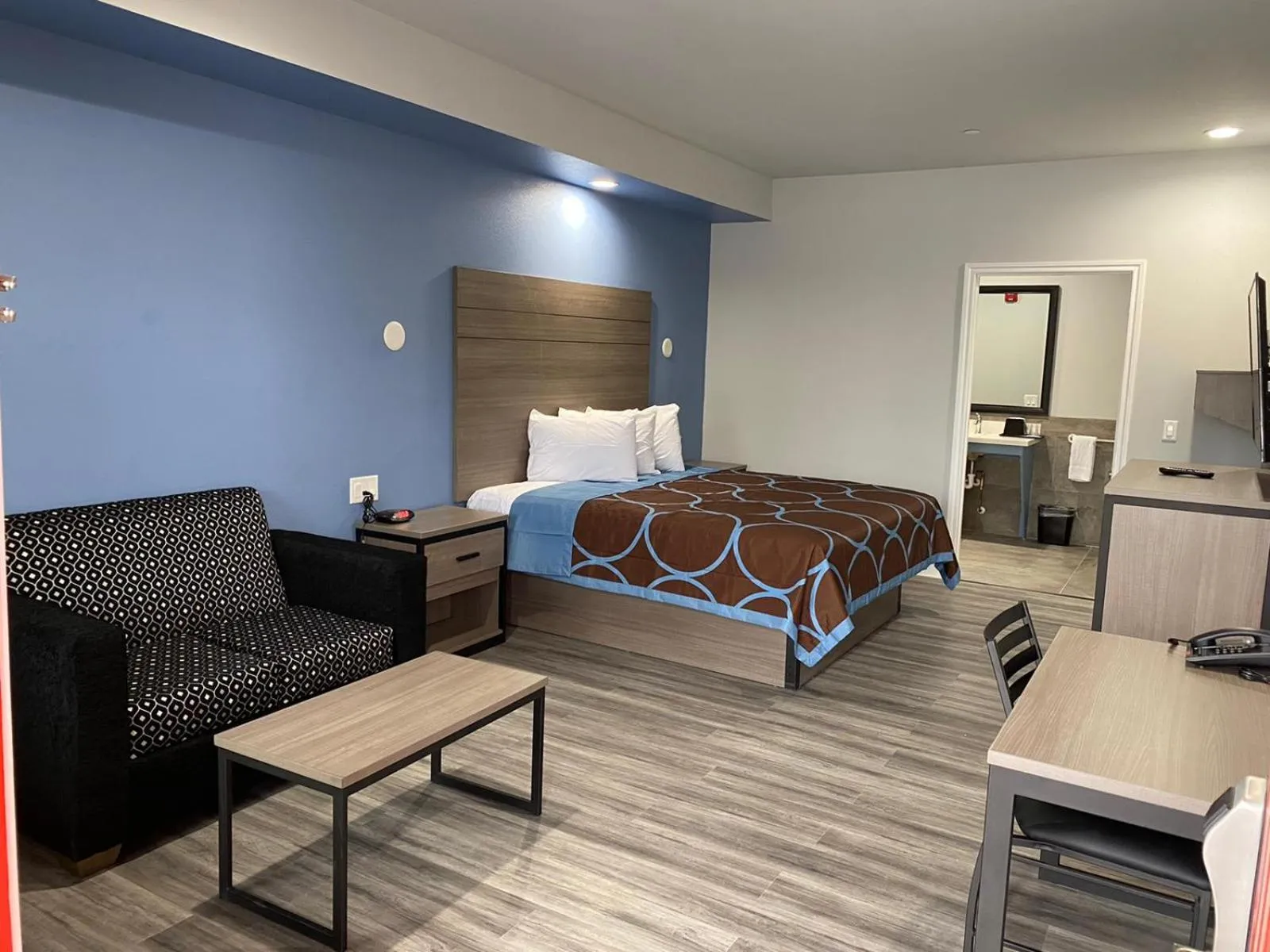 Bed in Lone Star Inn - Dickinson