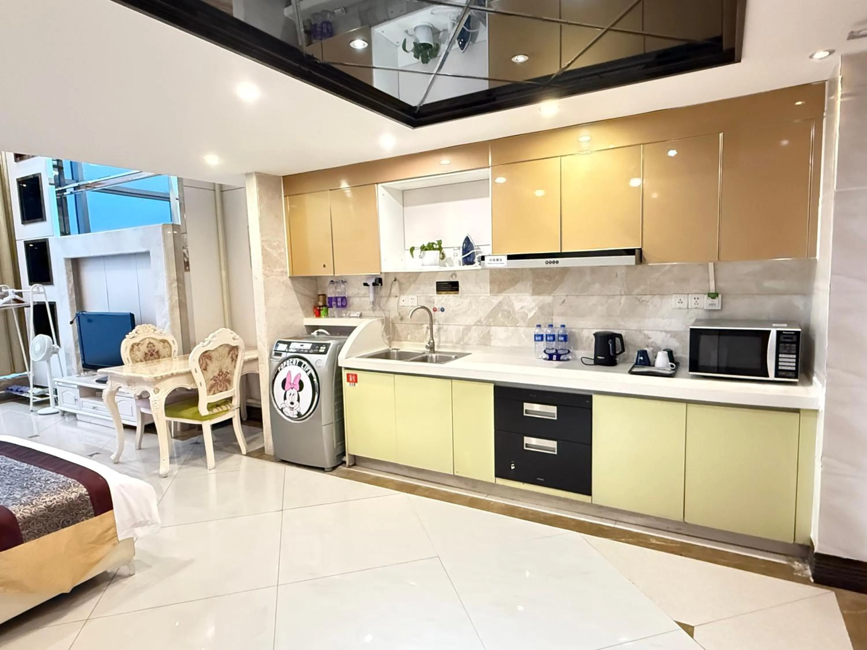 Barton International Residence Guangzhou - located in the city center adjacent to Beijing Road Pedestrian Street and Dafo Temple and close to the subway