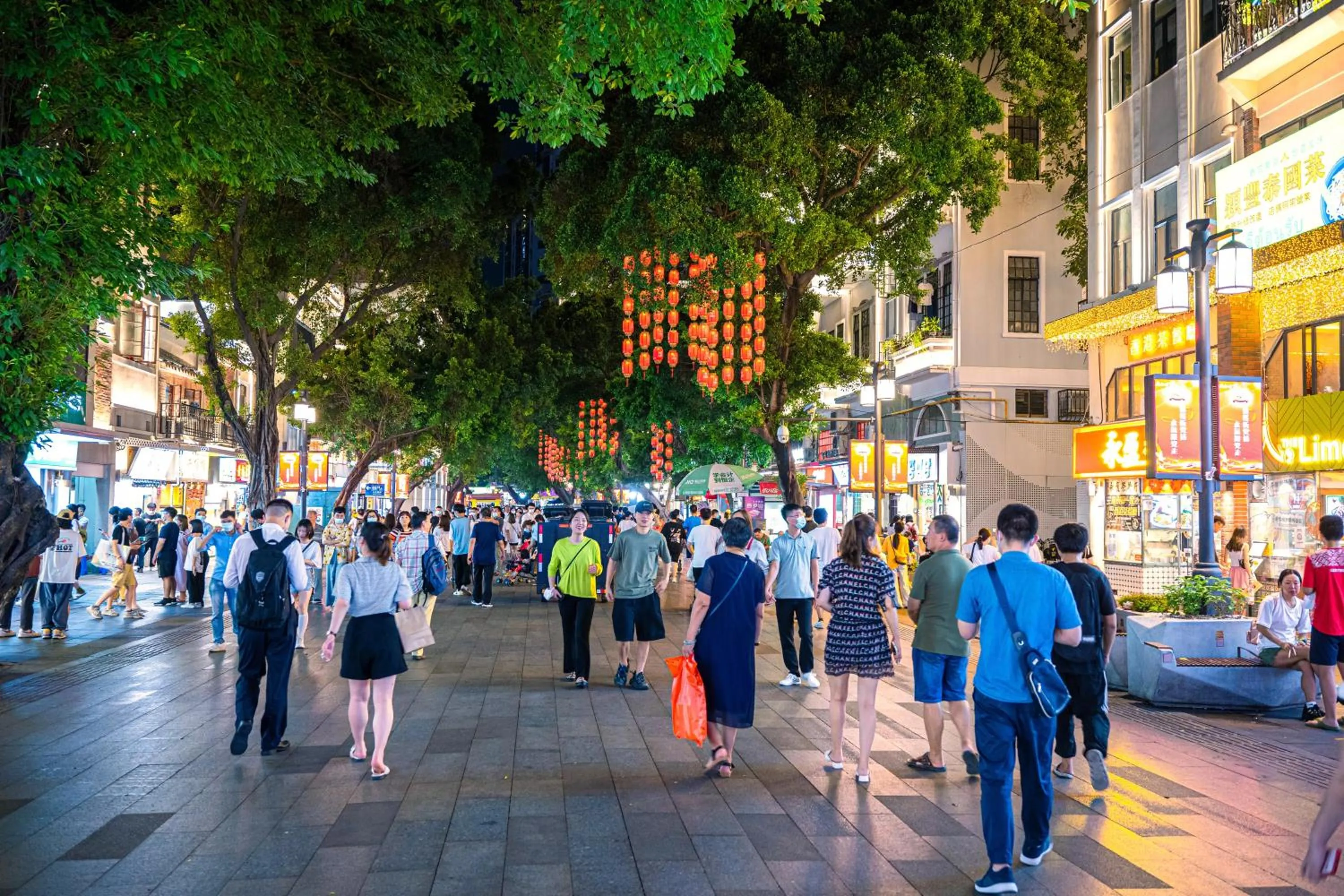 Property building in Barton International Residence Guangzhou - located in the city center adjacent to Beijing Road Pedestrian Street and Dafo Temple and close to the subway