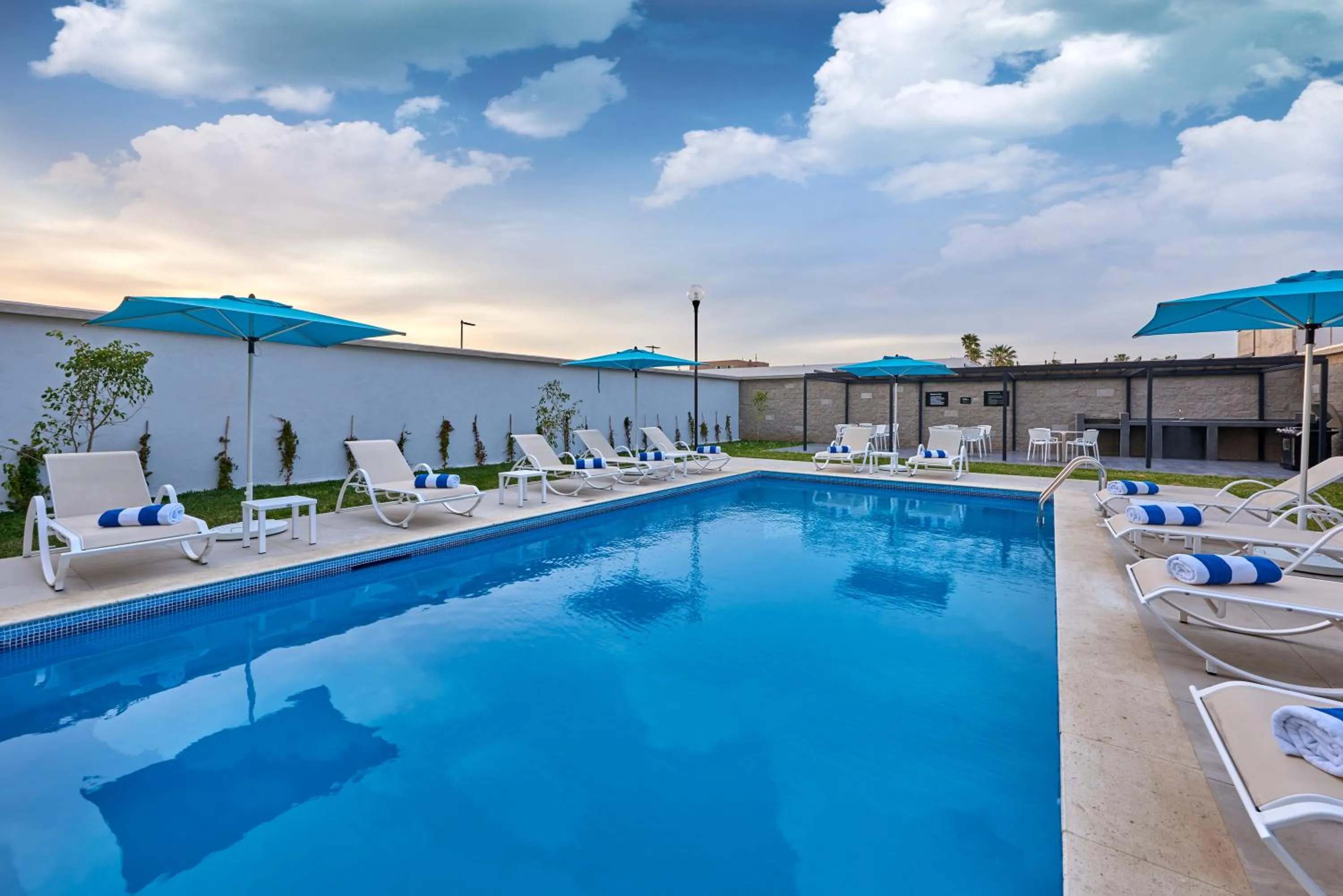 Swimming pool in City Express by Marriott Caborca