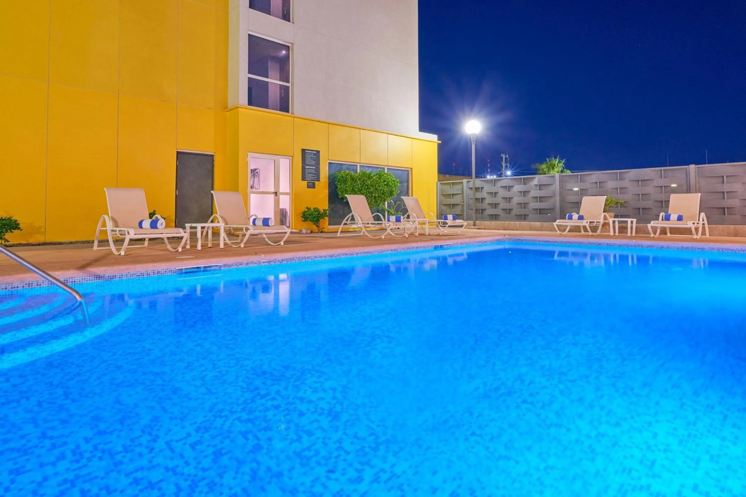 Swimming pool in City Express by Marriott Caborca