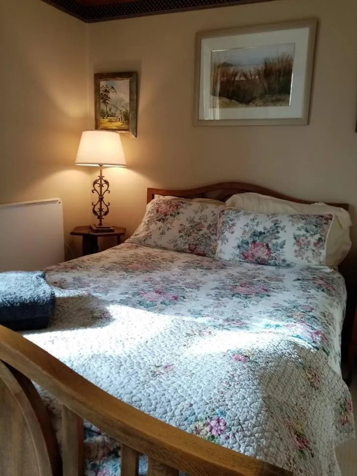 Bedroom, Bed in Manakau House The Old Manakau Hotel 1920