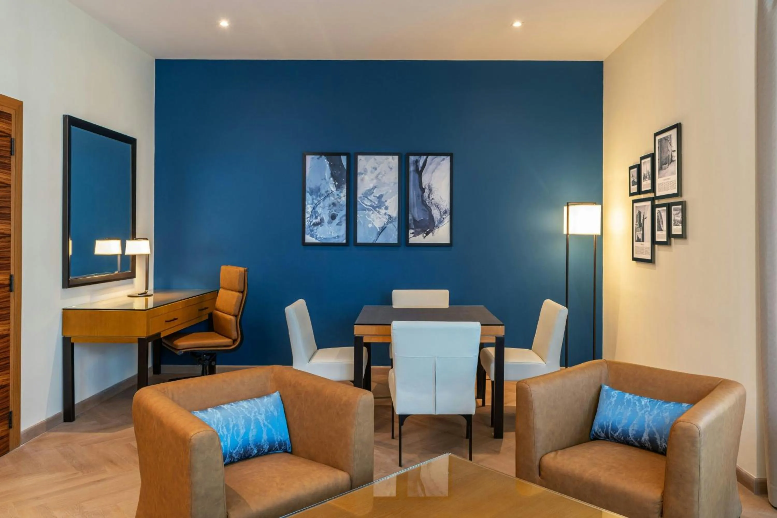 Living room in Four Points by Sheraton Bur Dubai