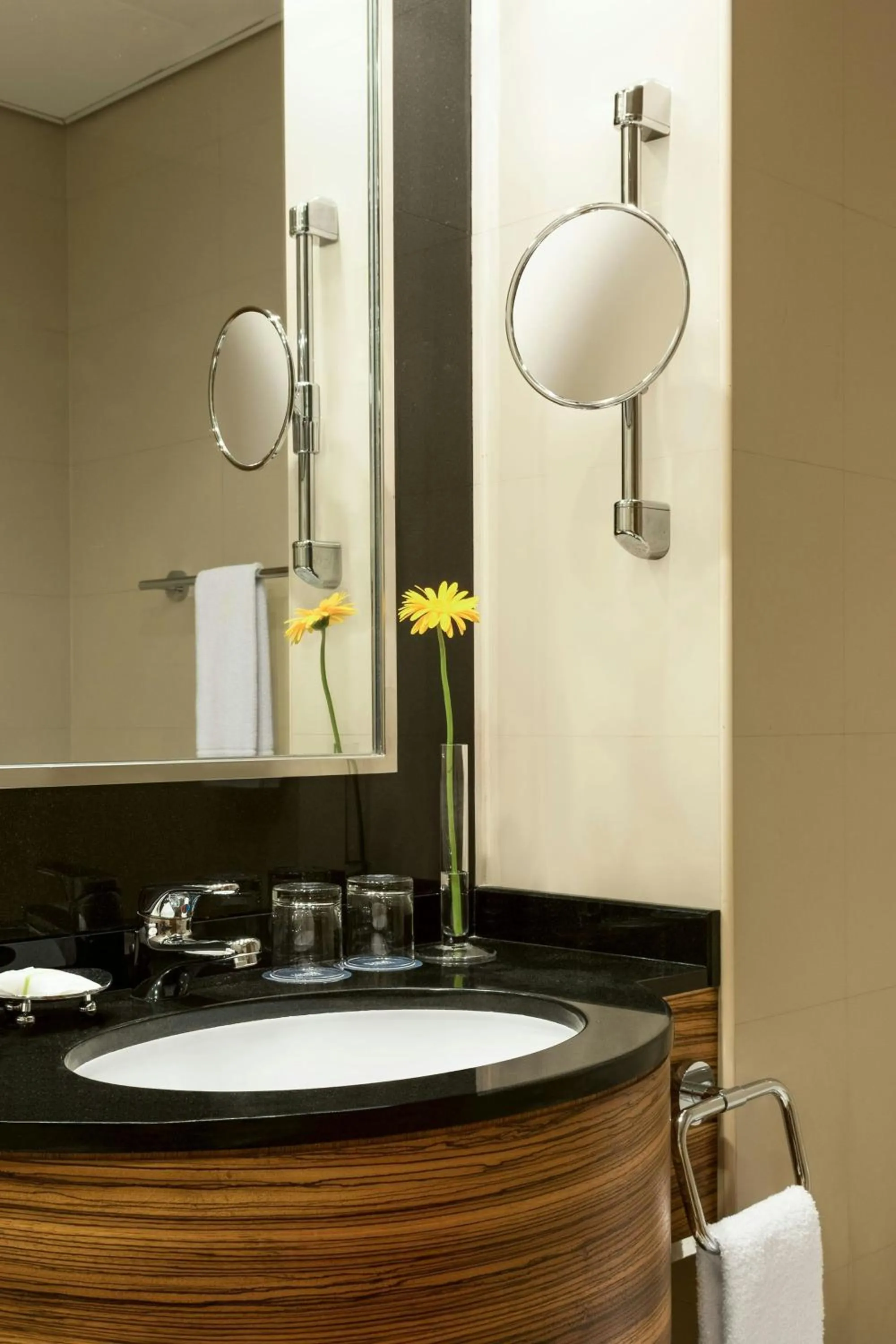 Photo of the whole room in Four Points by Sheraton Bur Dubai