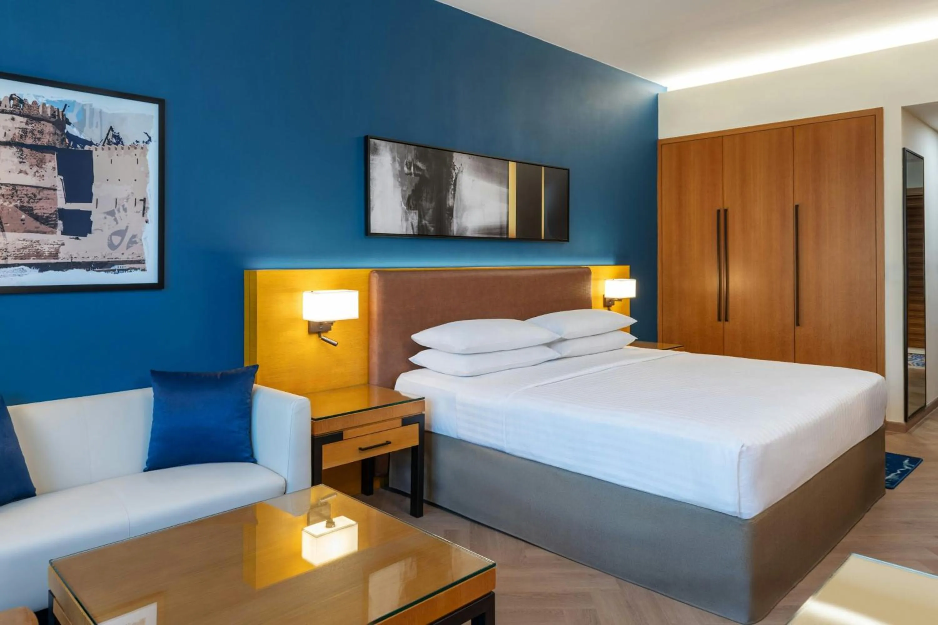 Photo of the whole room, Bed in Four Points by Sheraton Bur Dubai