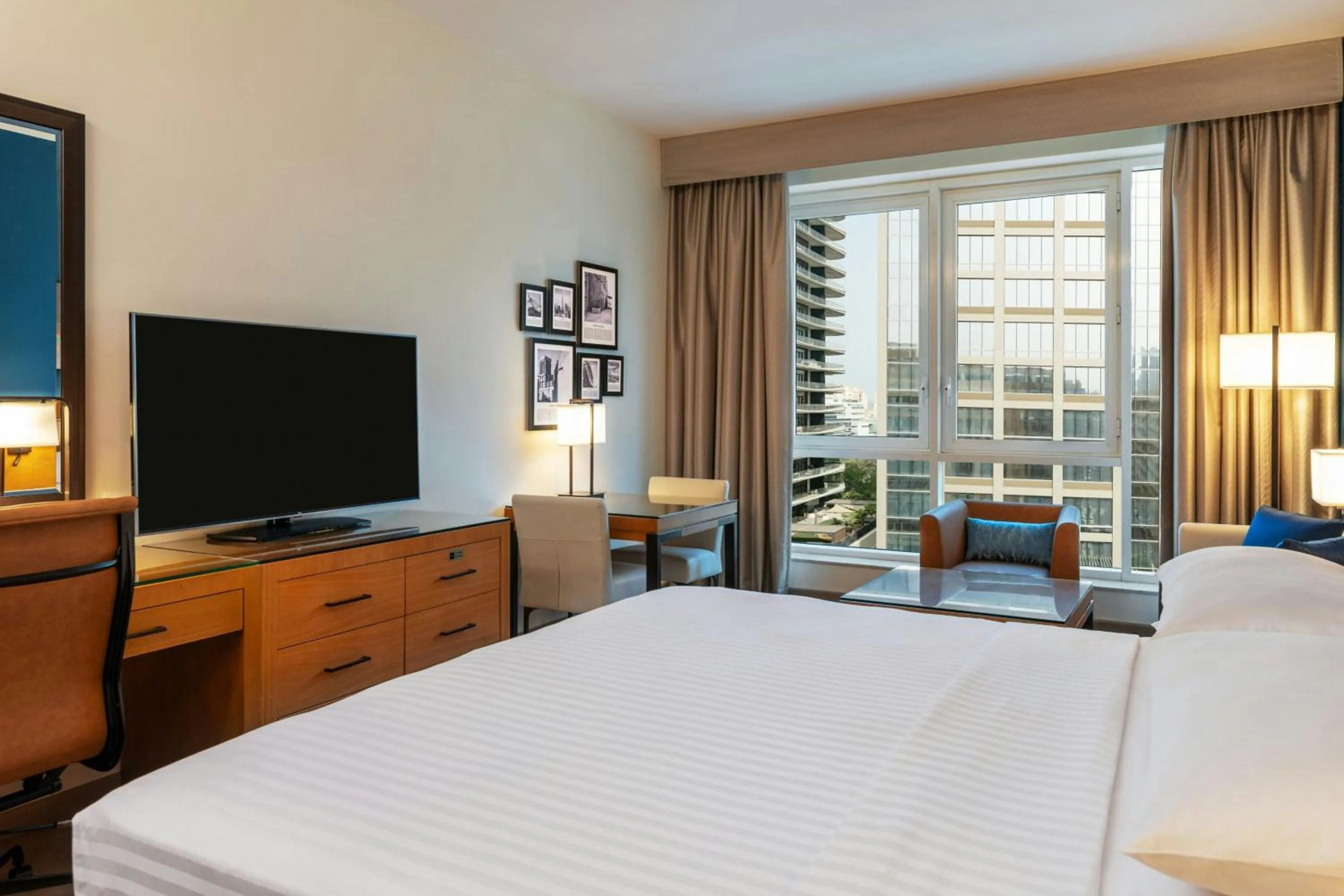 Photo of the whole room, Bed in Four Points by Sheraton Bur Dubai