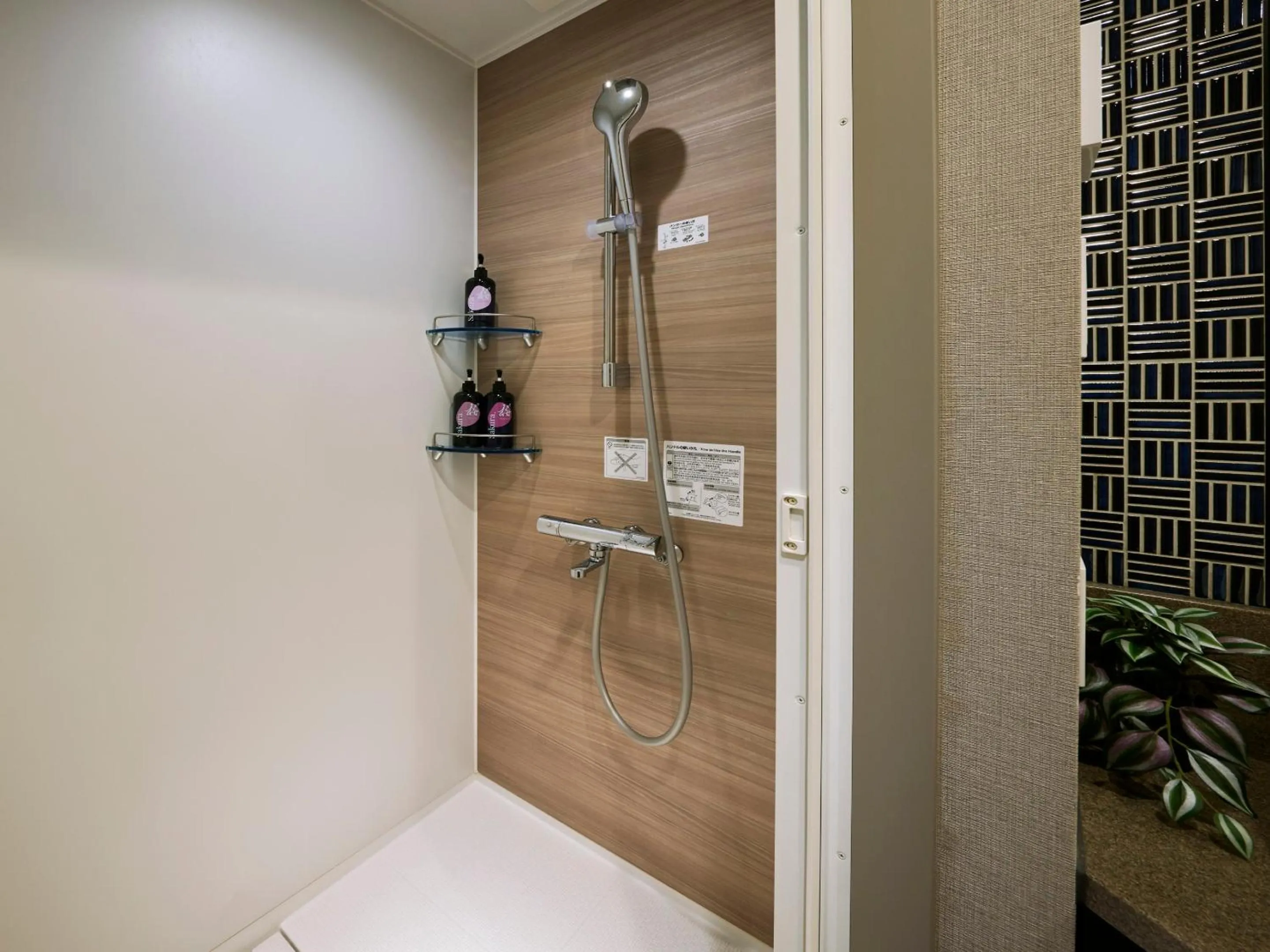 Shower in Minn Kasai