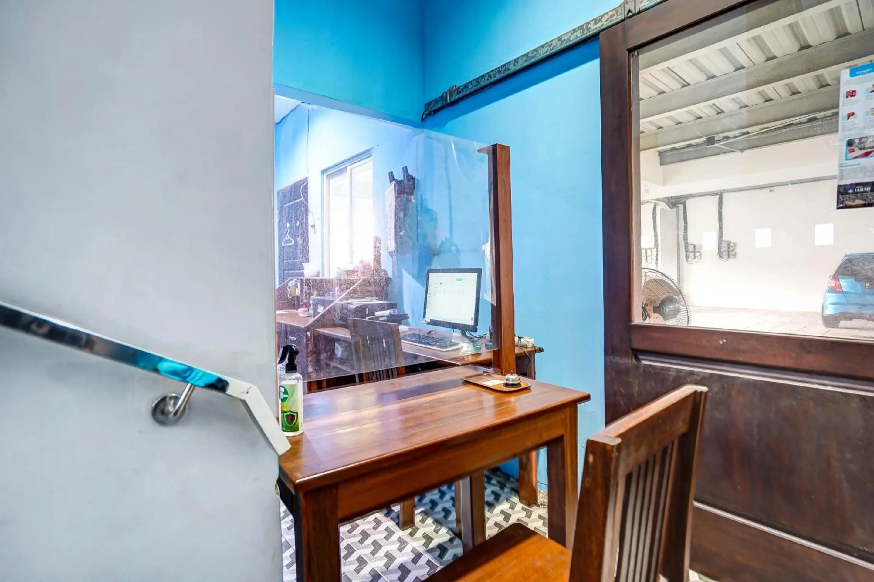 Lobby or reception in OYO Pratama Dukuh Kupang Sub