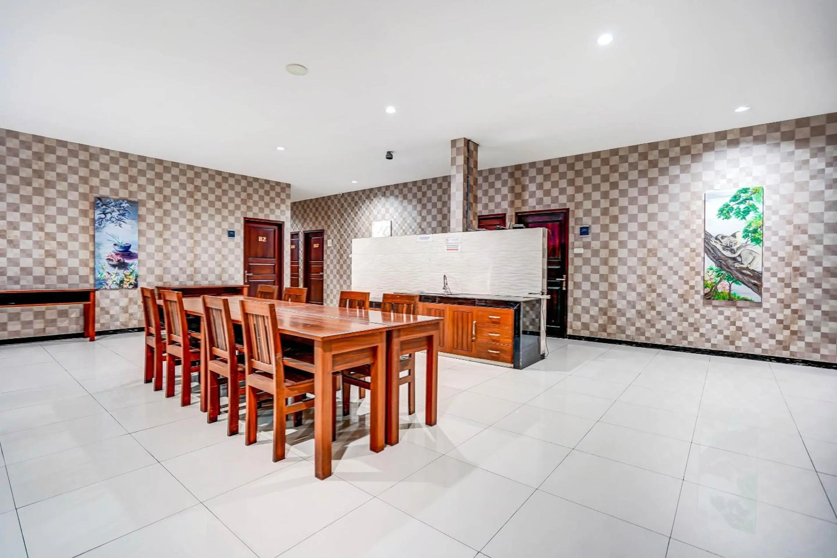 Lobby or reception in OYO Pratama Dukuh Kupang Sub