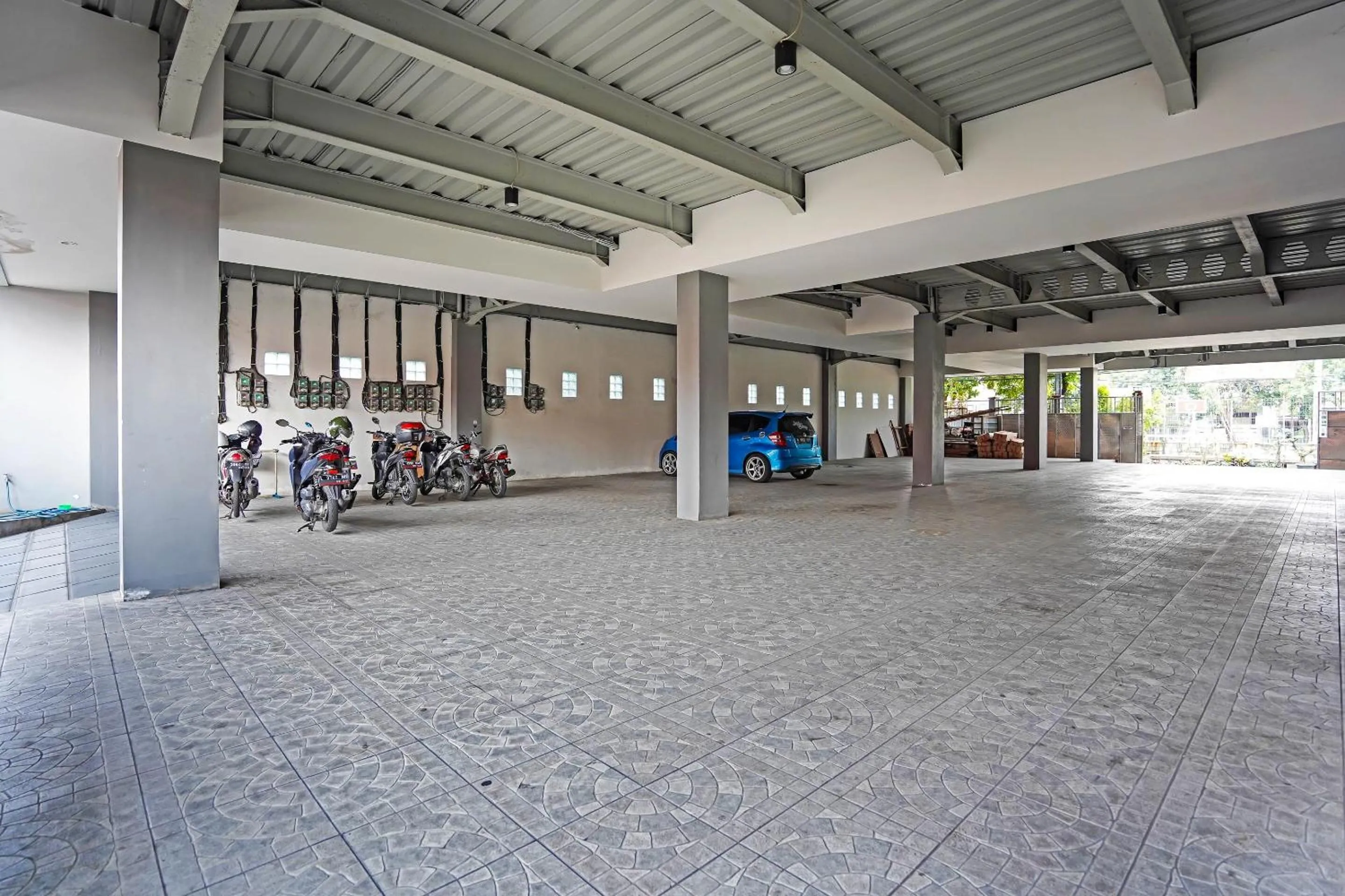 Facade/entrance in OYO Pratama Dukuh Kupang Sub