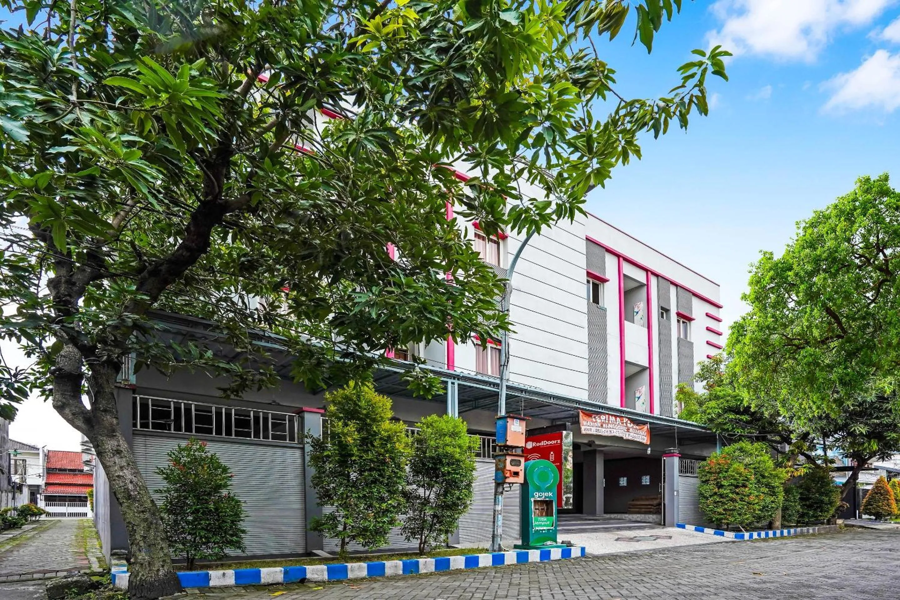 Facade/entrance in OYO Pratama Dukuh Kupang Sub