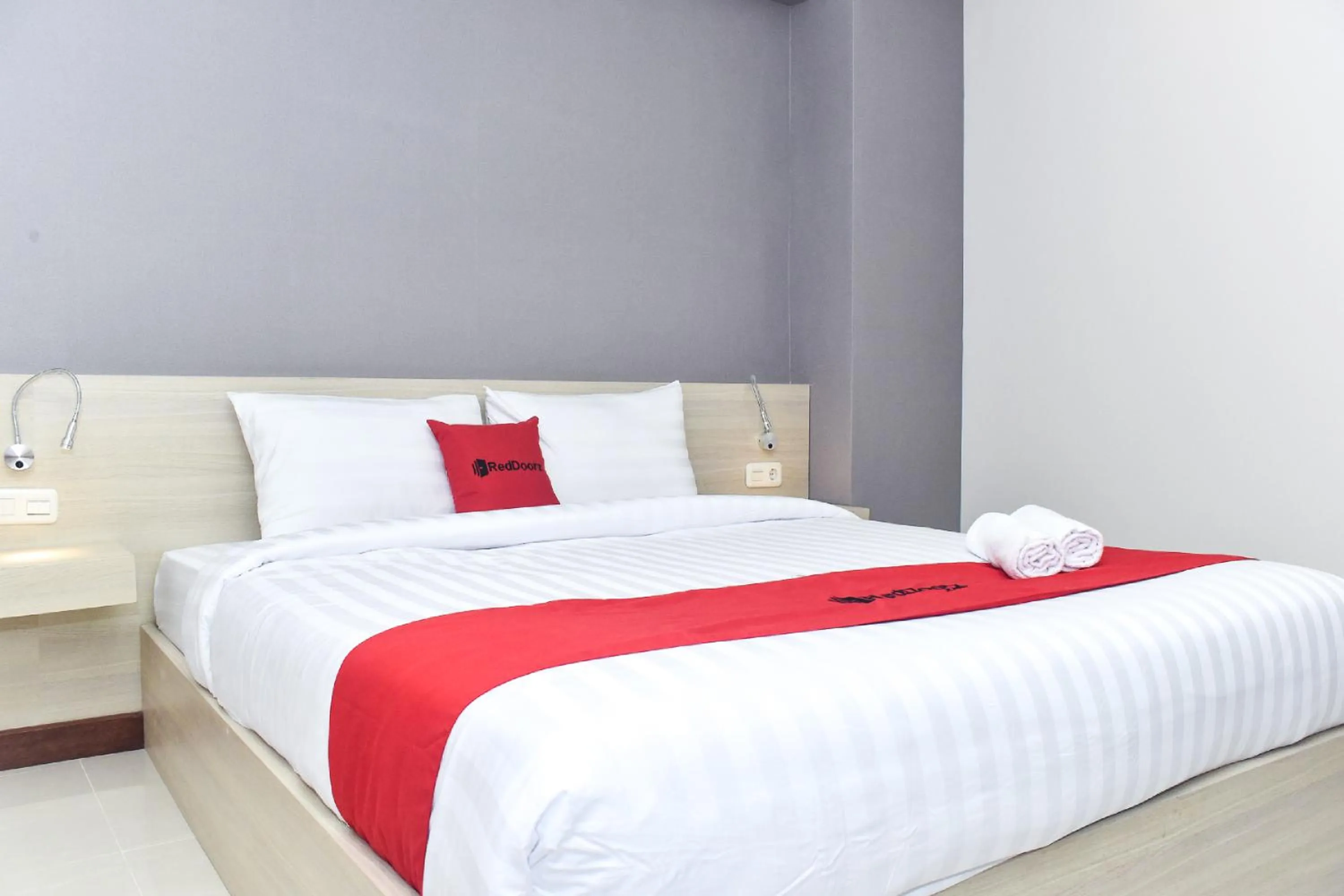 Bedroom, Bed in RedDoorz near Stasiun TVRI Surabaya 2