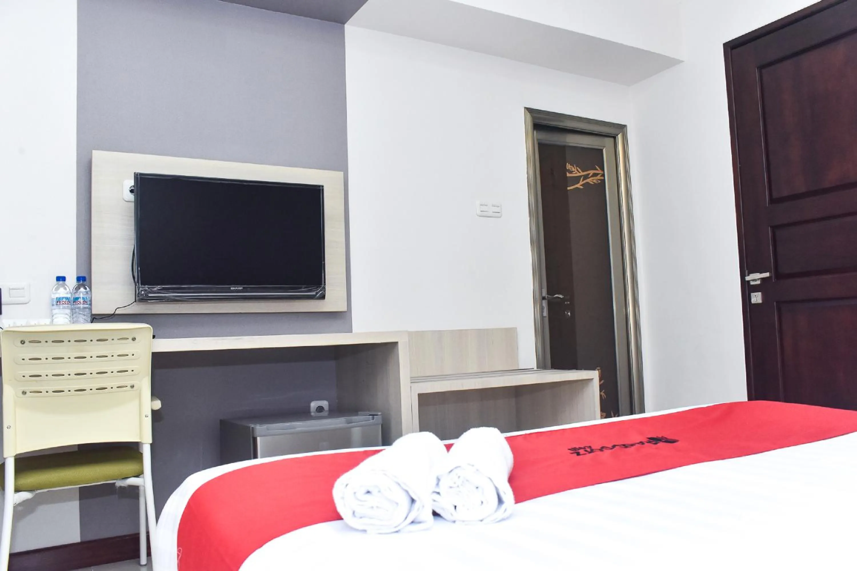 Bedroom, Bed in RedDoorz near Stasiun TVRI Surabaya 2