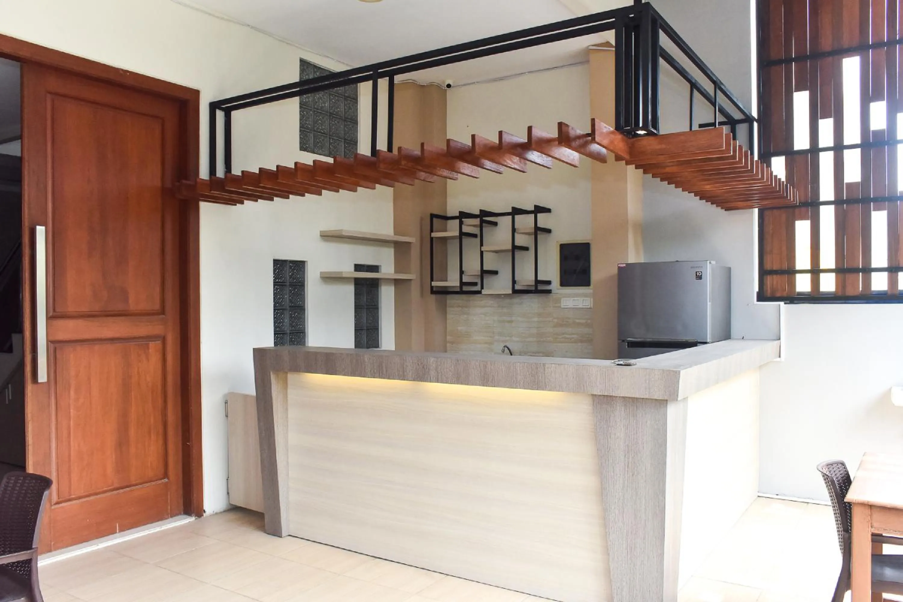 Lobby or reception in RedDoorz near Stasiun TVRI Surabaya 2