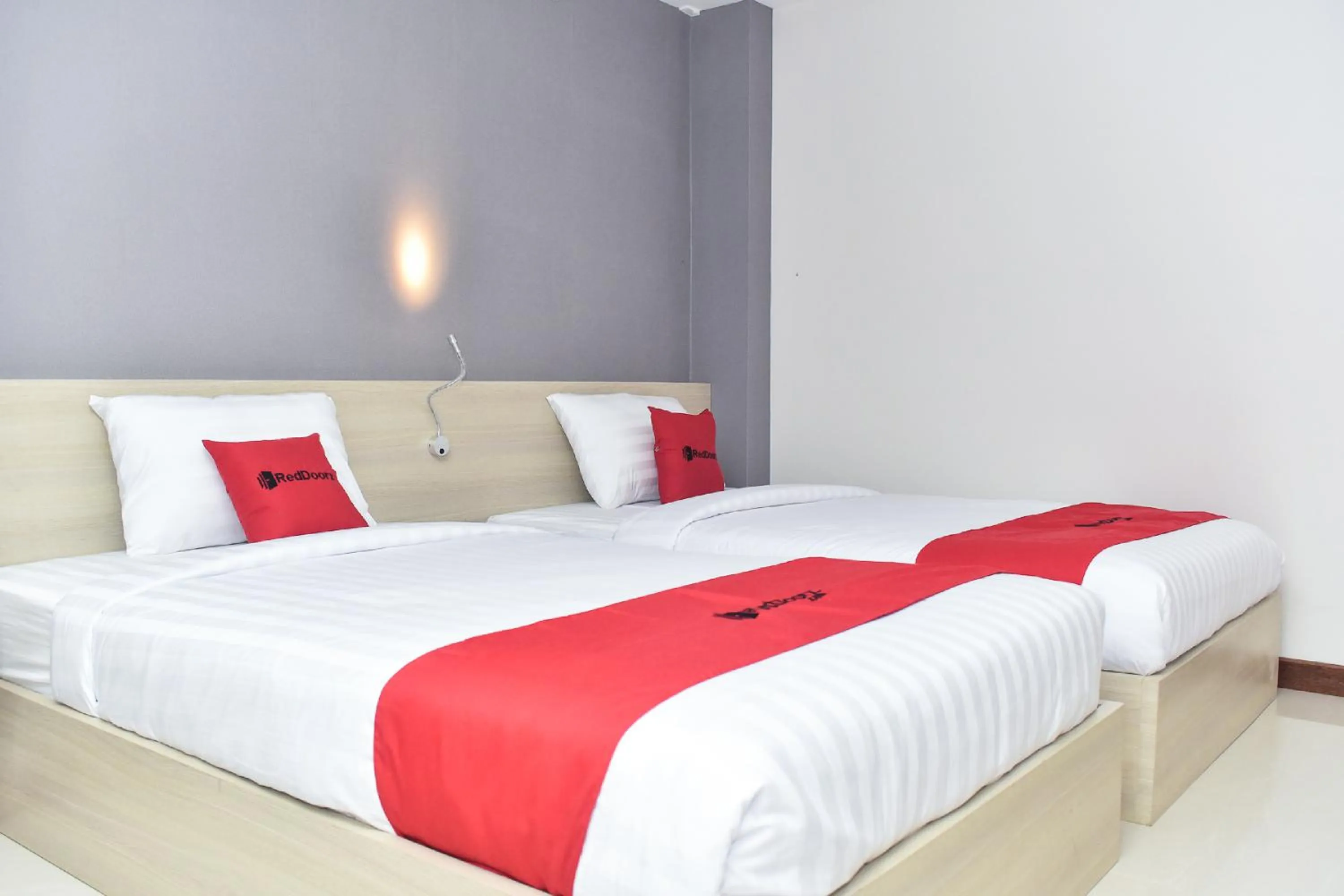 Bedroom, Bed in RedDoorz near Stasiun TVRI Surabaya 2