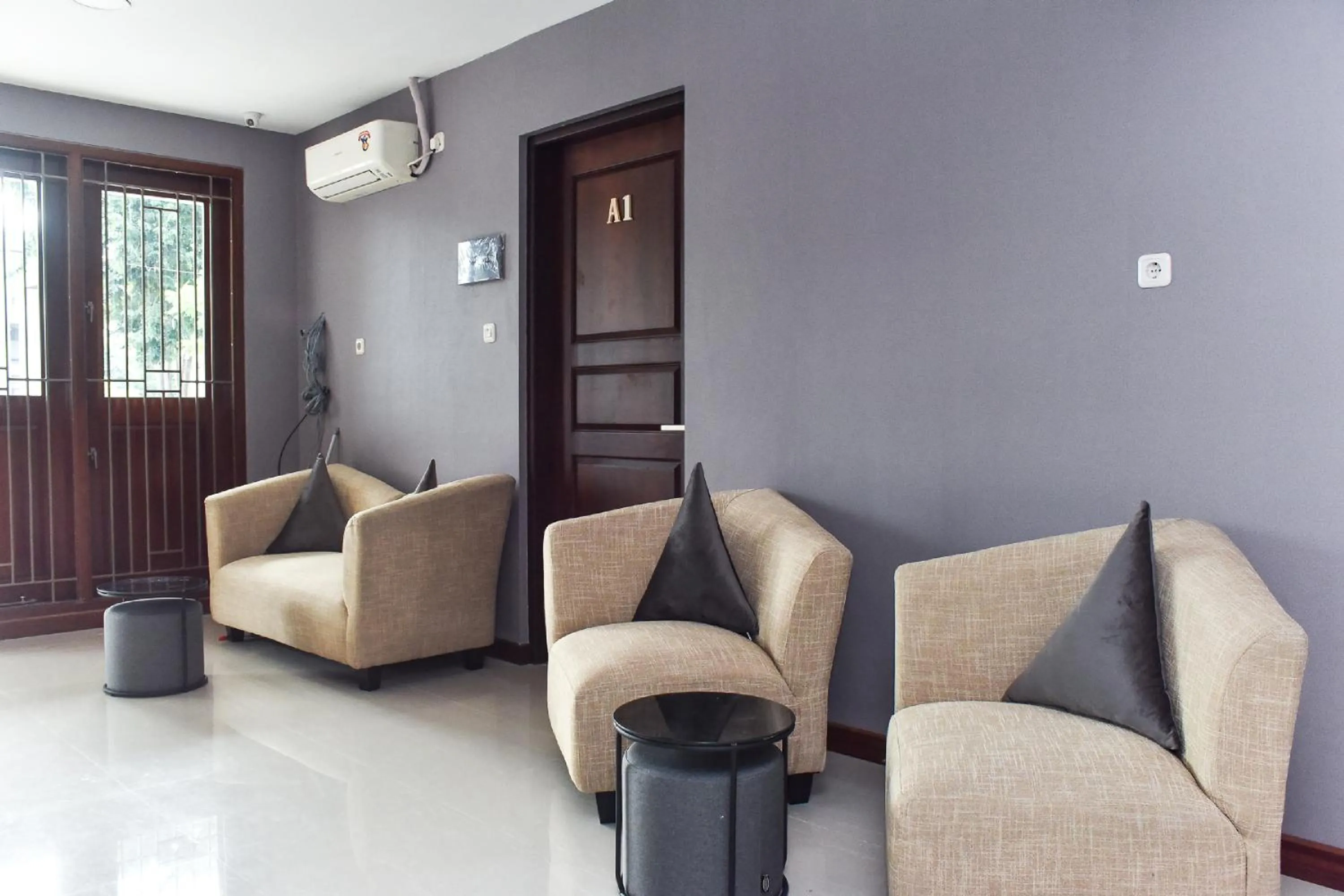 Lobby or reception in RedDoorz near Stasiun TVRI Surabaya 2